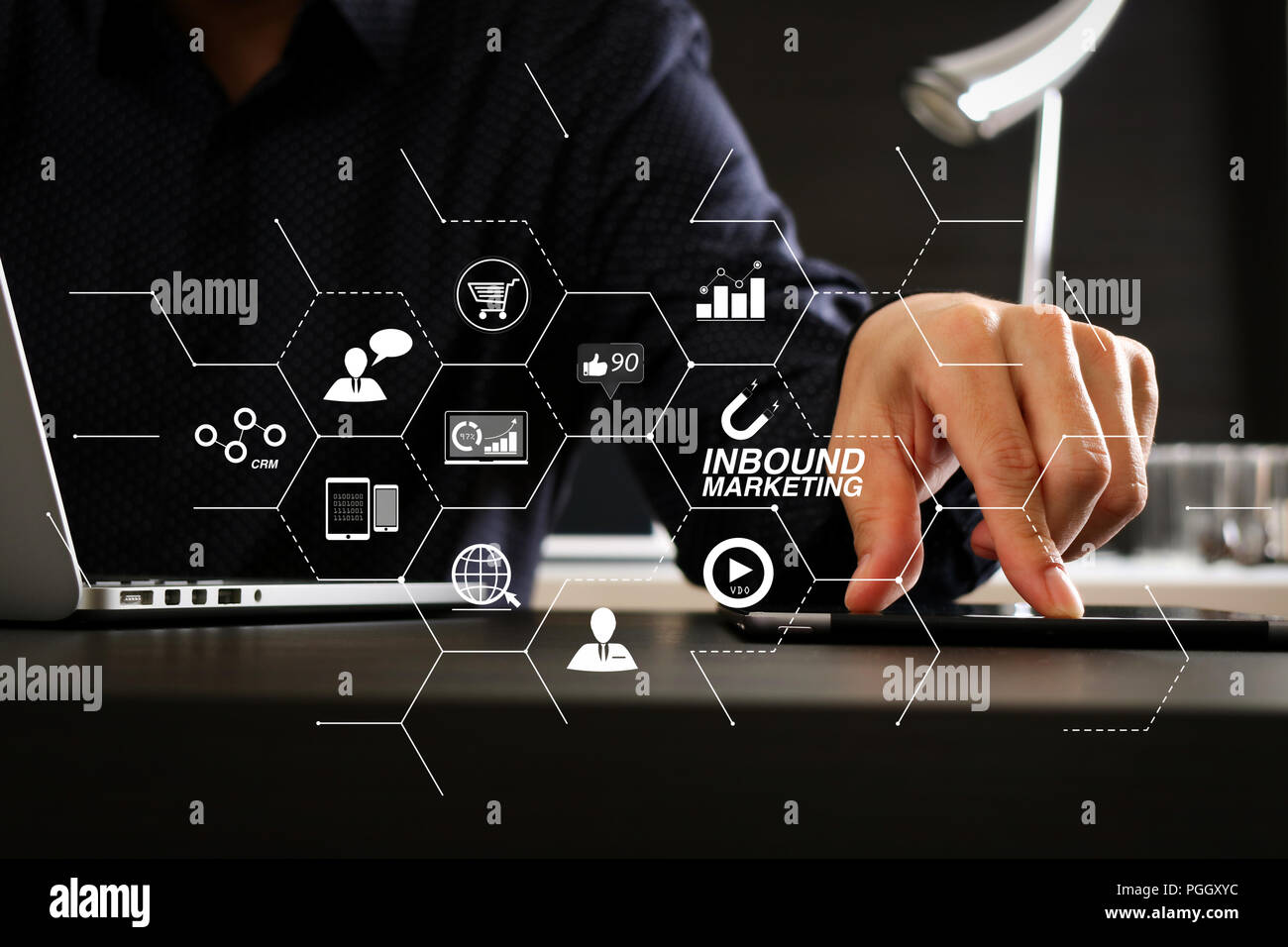Imprenditore con tavoletta digitale e computer laptop e il documento in officeInbound moderno marketing business con schema virtuale cruscotto e Online Foto Stock