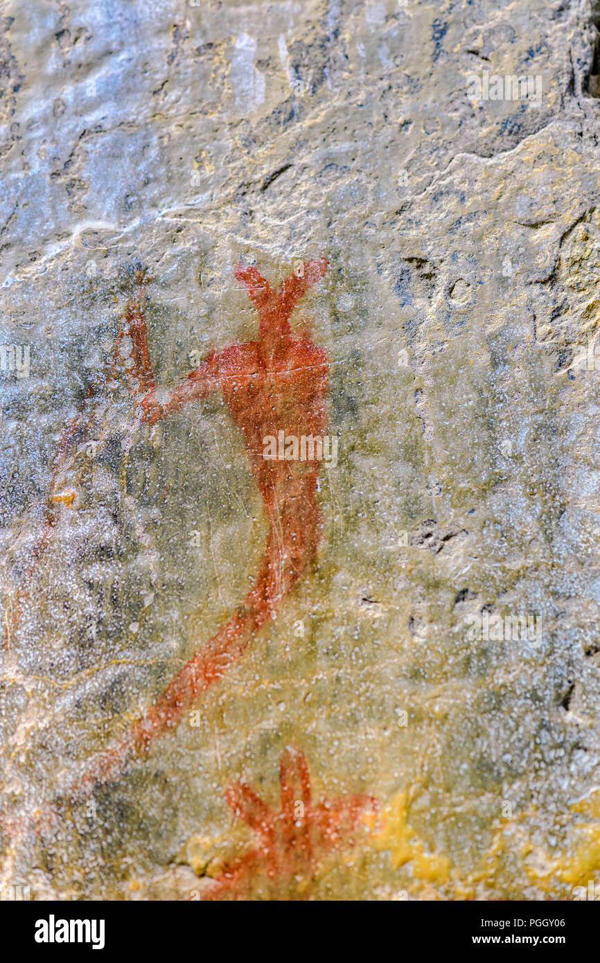 Pittogrammi di esseri umani e animali dipinti con ocra in grotta Canyon, circa 65 chilometri a ovest di Calgary. Foto Stock