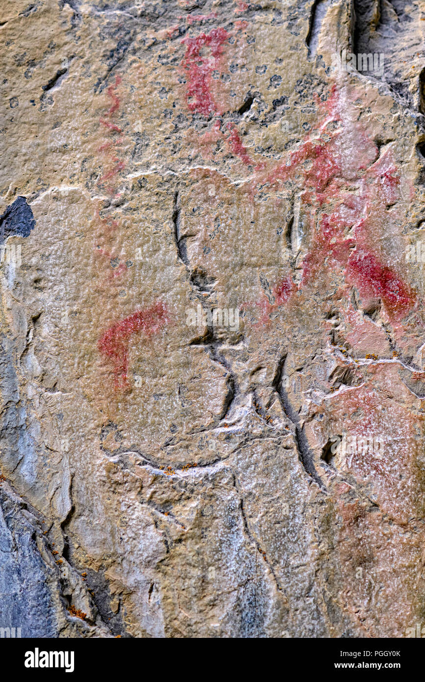 Pittogrammi di esseri umani e animali dipinti con ocra nel Grotto Canyon, circa 65 chilometri ad ovest di Calgary. Foto Stock