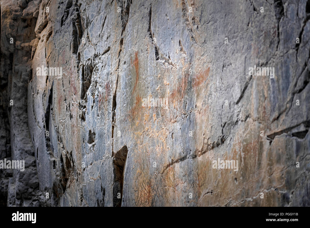 Pittogrammi di esseri umani e animali dipinti con ocra nel Grotto Canyon, circa 65 chilometri ad ovest di Calgary. Foto Stock