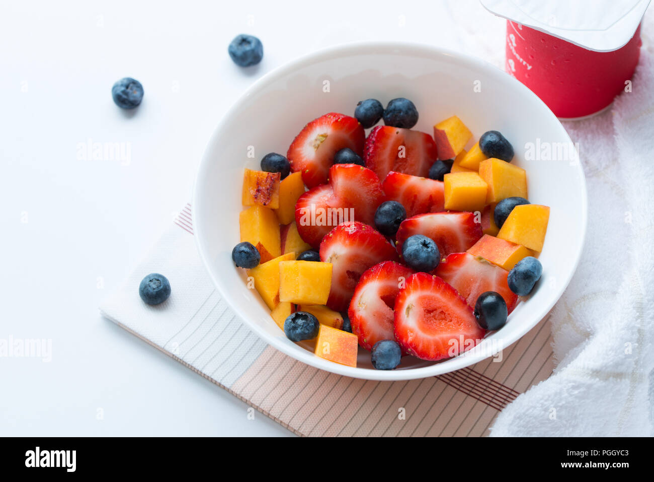 Ciotola di sani e freschi frutti di bosco insalata di frutta Foto Stock