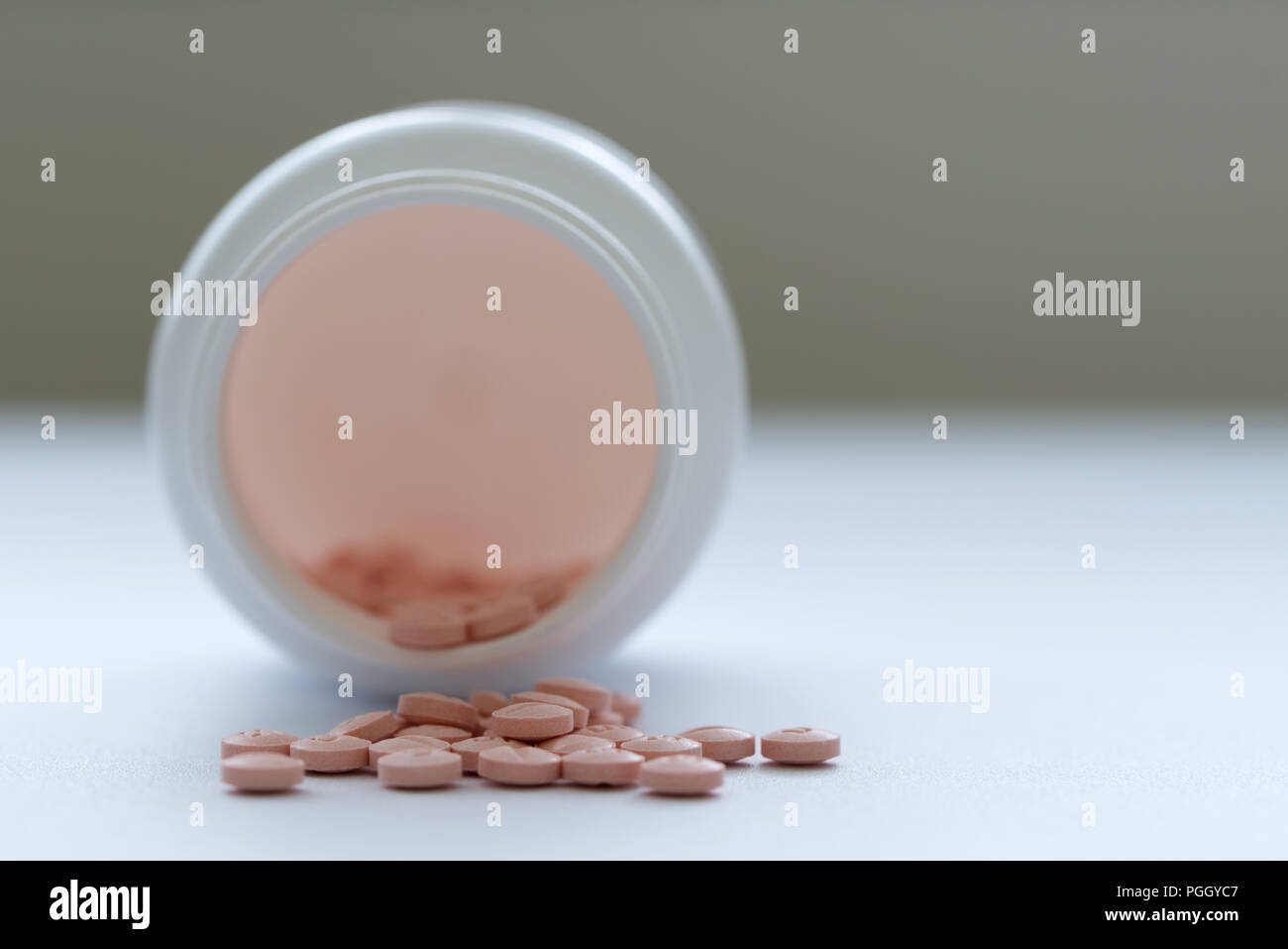 Medicina di prescrizione in bottiglia bianca Foto Stock