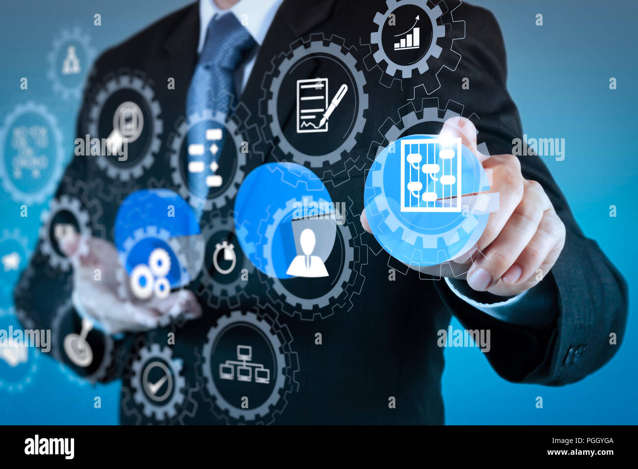 AR schermo virtuale cruscotto con la gestione del progetto con le icone di pianificazione, budgeting, comunicazione.imprenditore del disegno a mano di un grafico a torta e 3d gra Foto Stock