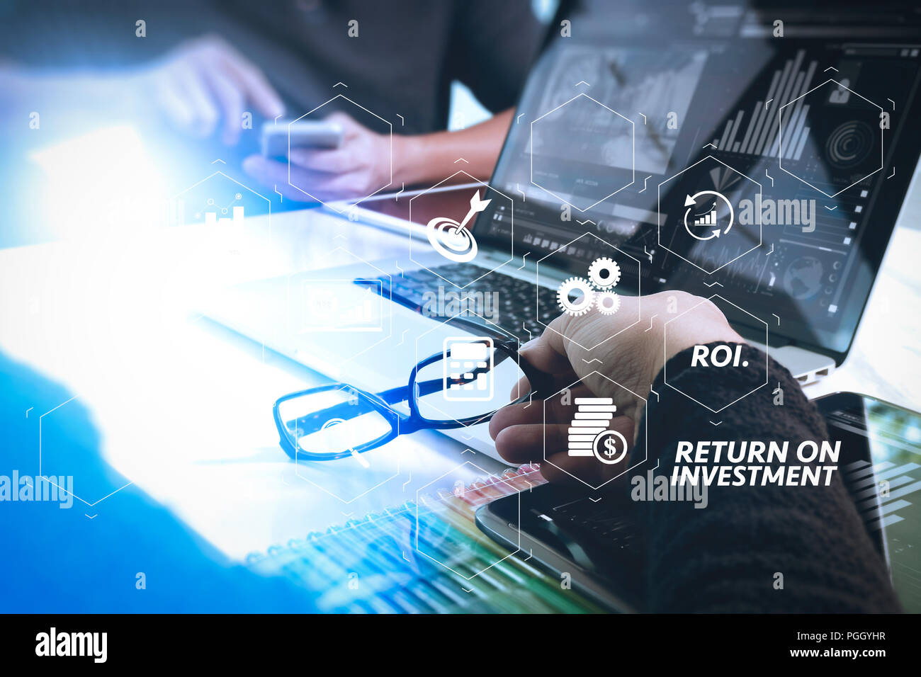 ROI più elevato ritorno sugli investimenti spia nel cruscotto virtuale per migliorare la business. due colleghi sito web designer per discutere i dati e tavoletta digitale e Foto Stock