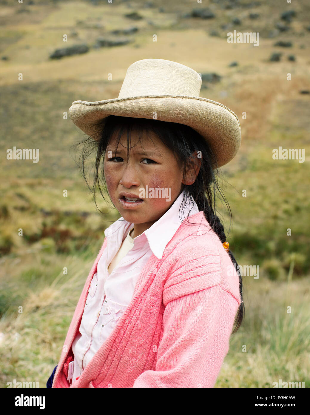 Close-up verticale di un indio peruviano ragazza in Cumbe Mayo sito archeologico. Cajamarca, Perù. Lug 2018 Foto Stock