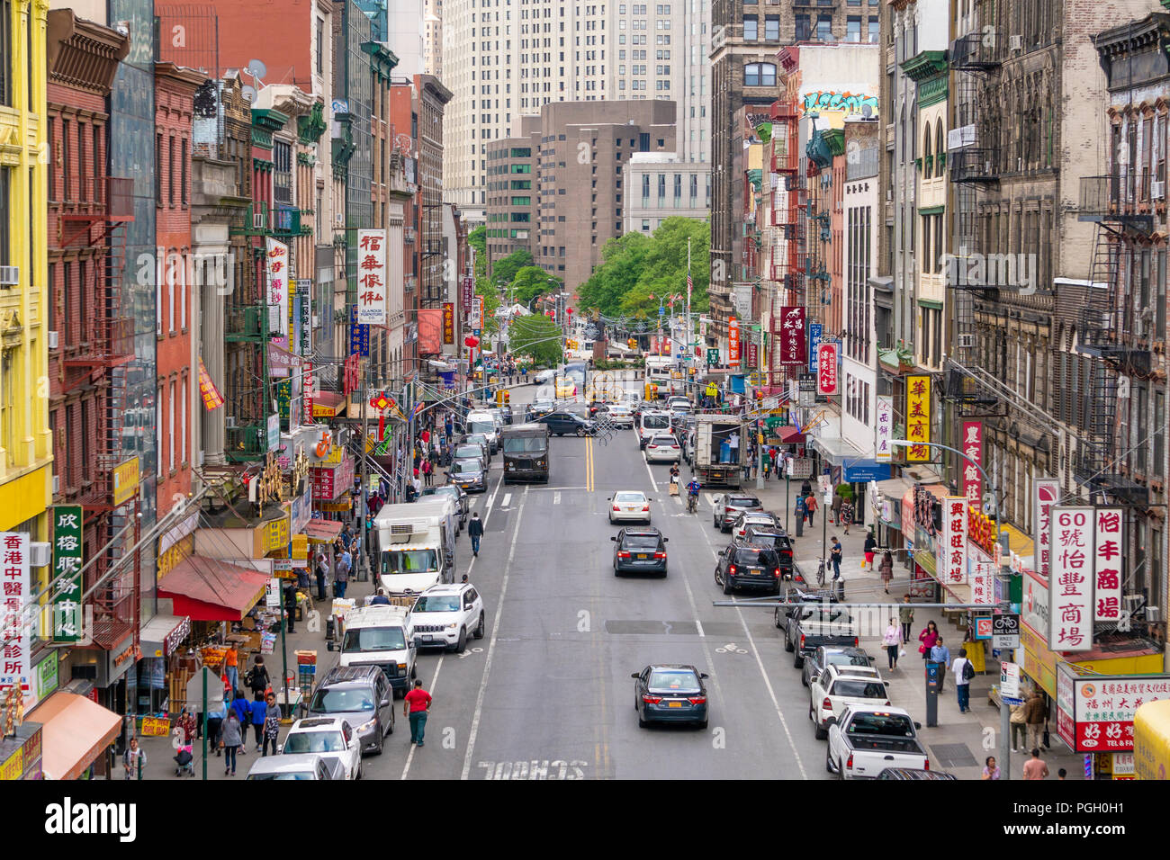 La gente e vetture a Chinatown in New York City Foto Stock