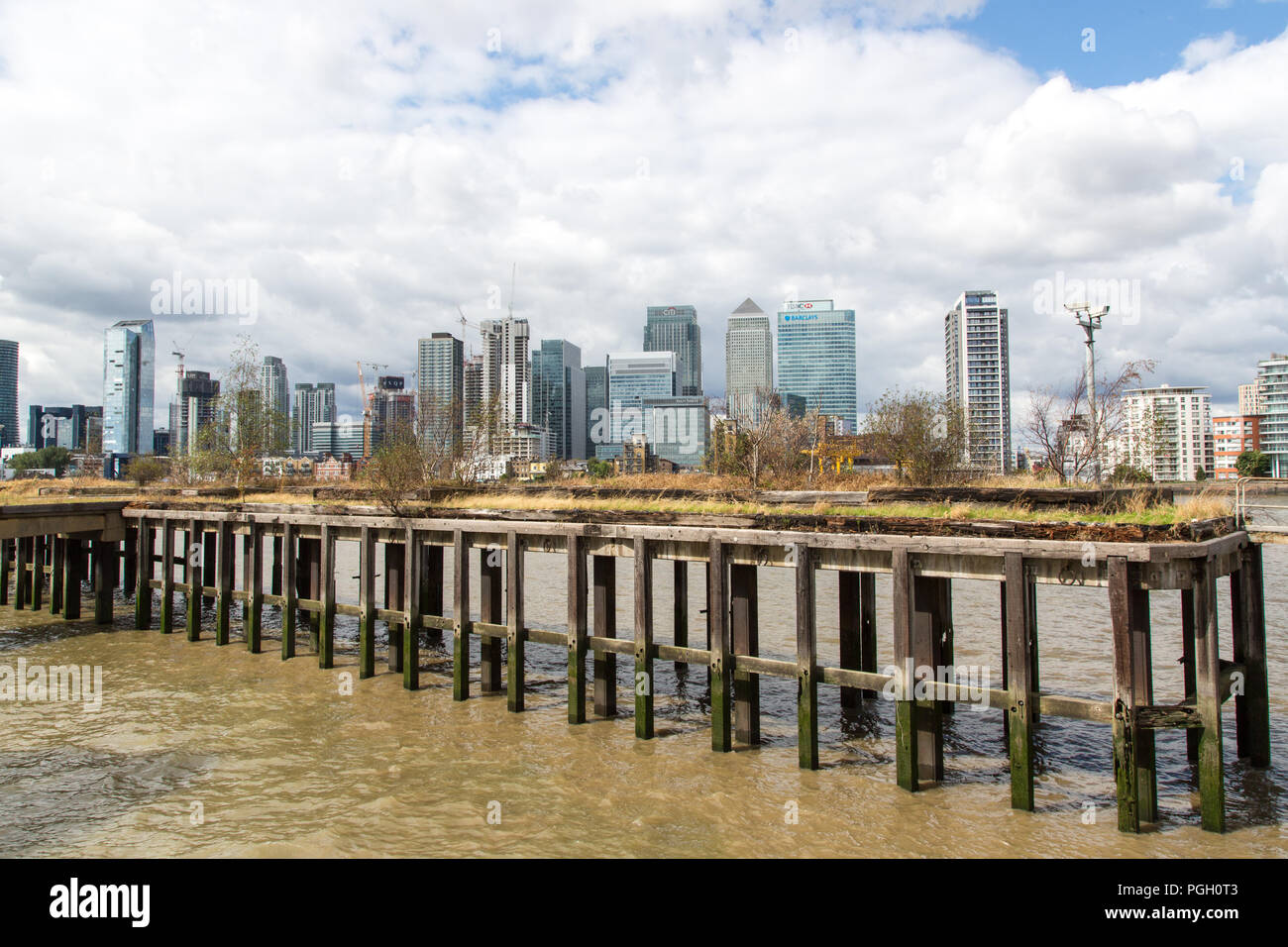 Canary Wharf London - quartiere finanziario in una giornata noosa. Sembra che gli edifici, e l'economia, ecc, ha basi di pali di legno inadeguate. Foto Stock