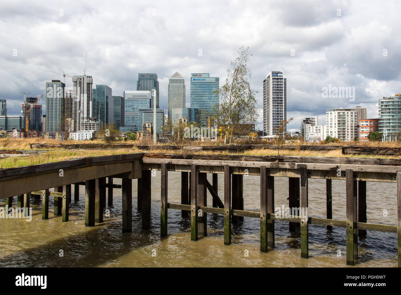Canary Wharf London - quartiere finanziario in una giornata noosa. Sembra che gli edifici, e l'economia, ecc, ha basi di pali di legno inadeguate. Foto Stock