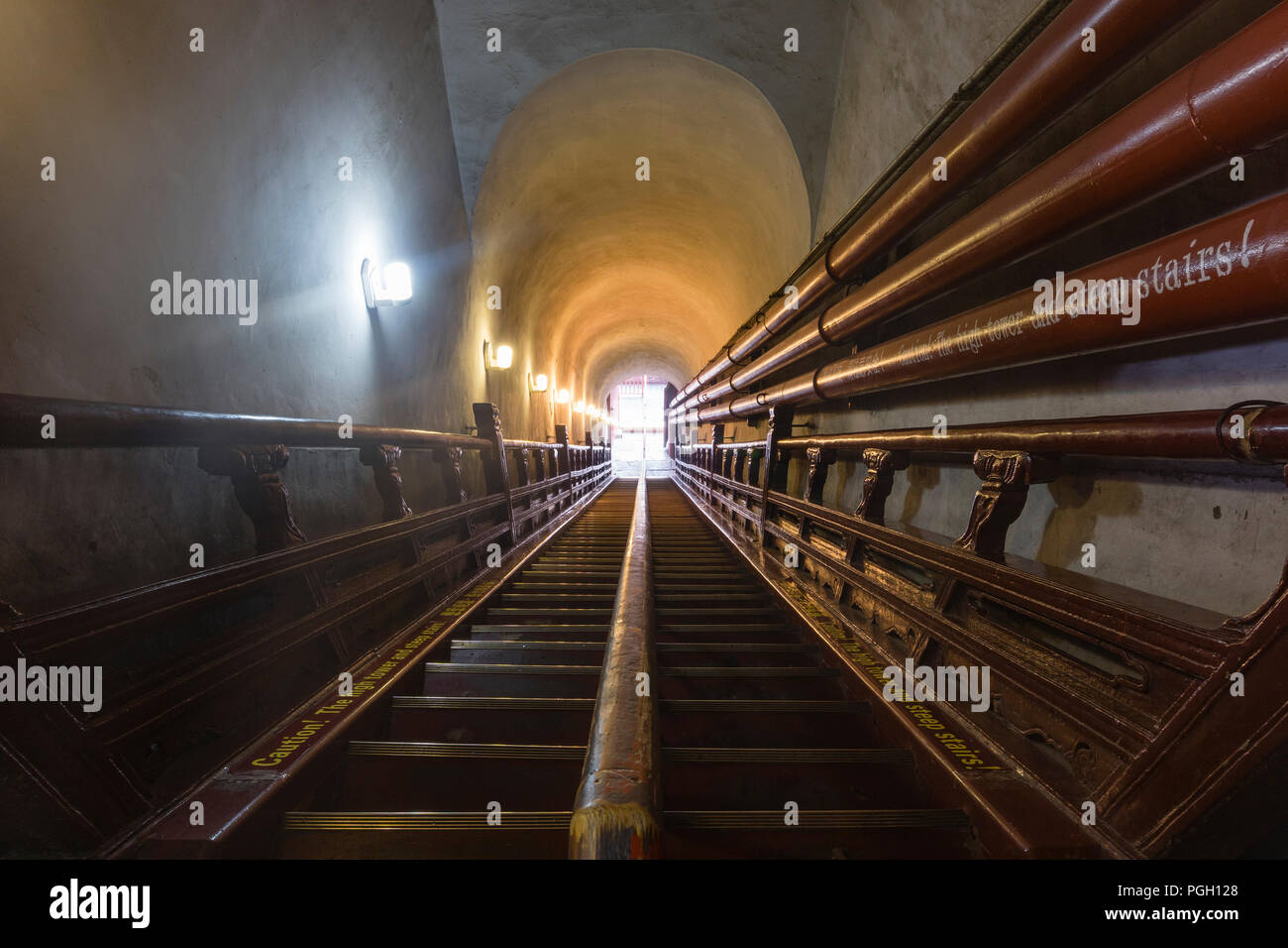 Ripida scala all'interno della Torre del Tamburo a Pechino Foto Stock