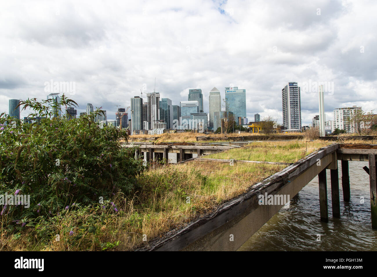 Canary Wharf London - quartiere finanziario in una giornata noosa. Sembra che gli edifici, e l'economia, ecc, ha basi di pali di legno inadeguate. Foto Stock