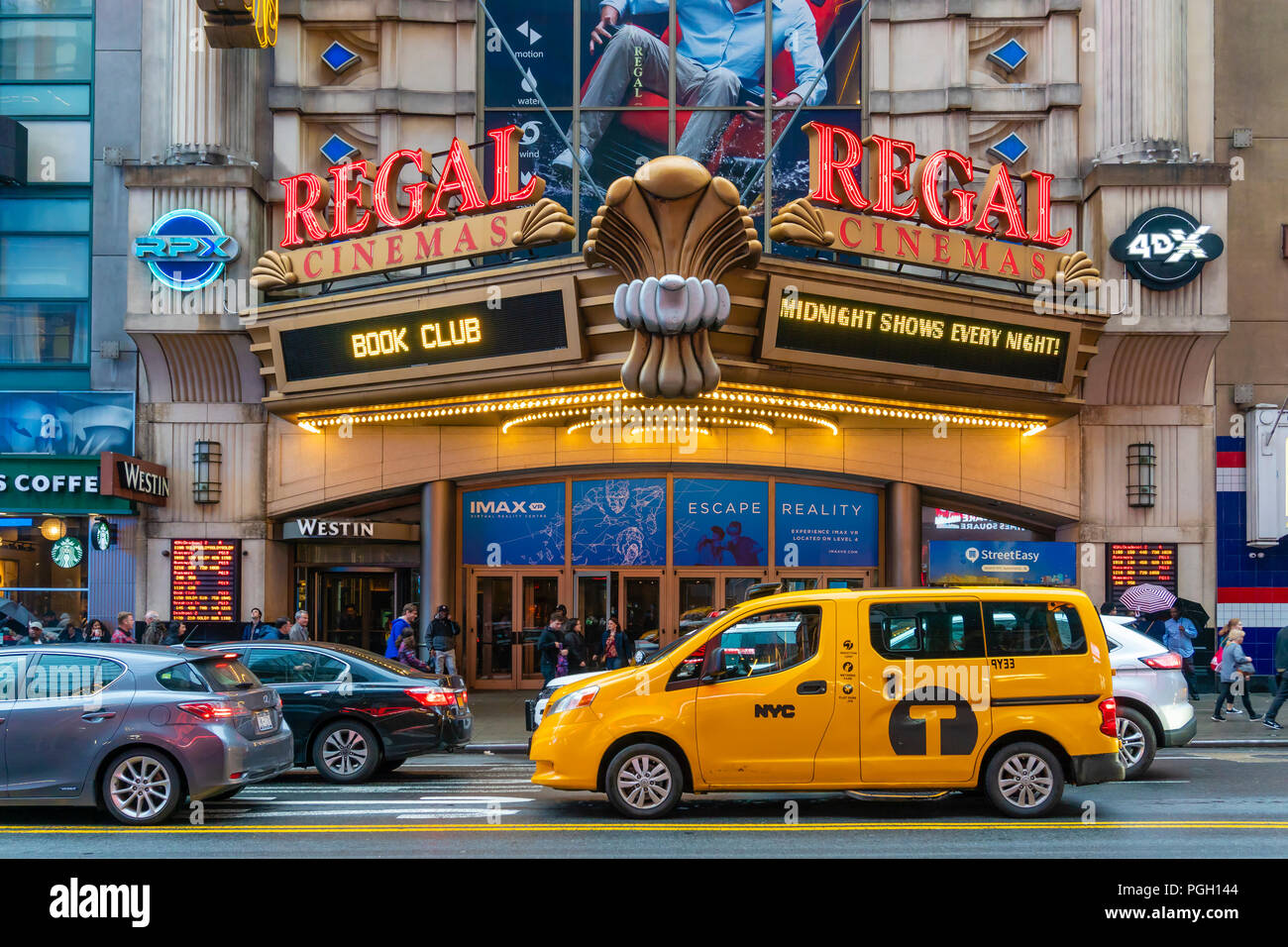 Le persone che visitano il Regal Cinema in New York City Foto Stock