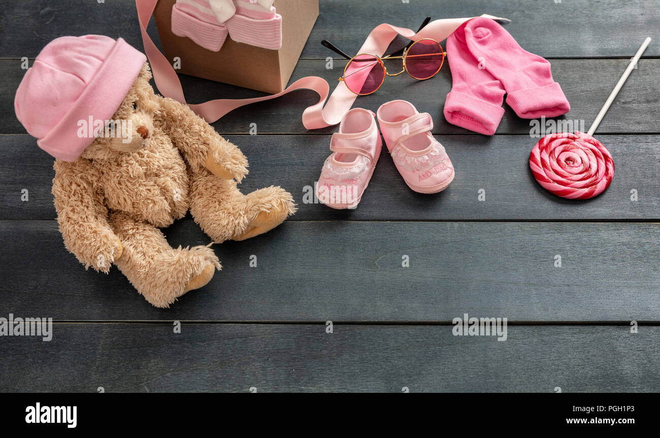 Baby girl doccia concetto su blu sullo sfondo di legno, spazio di copia Foto Stock