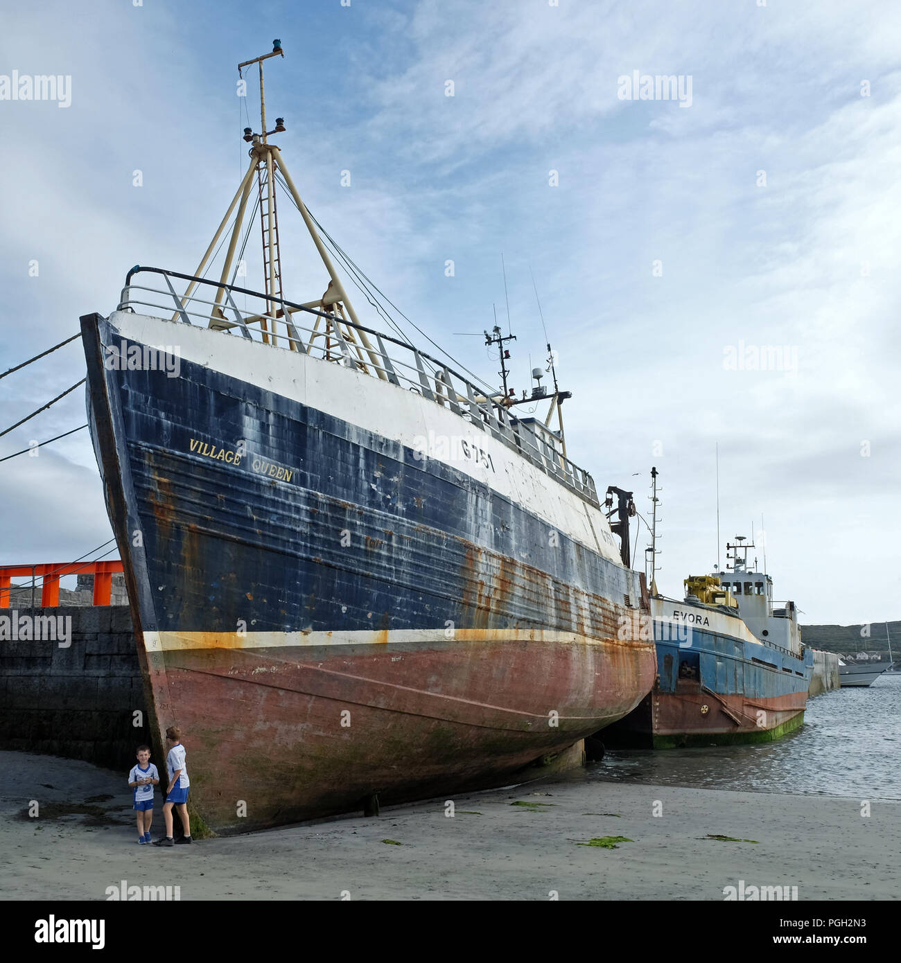 Trawler, 'Villaggio Queen' spiaggiata a Kilronan porto, Isole Aran. Foto Stock