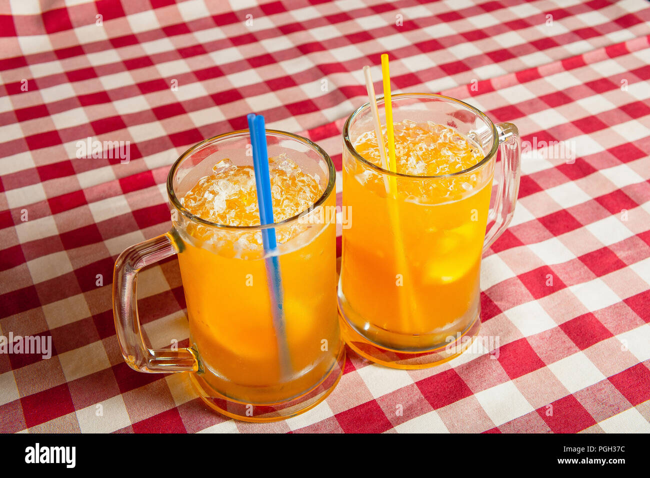 La birra con il limone in bicchieri di vetro di close-up. Foto Stock