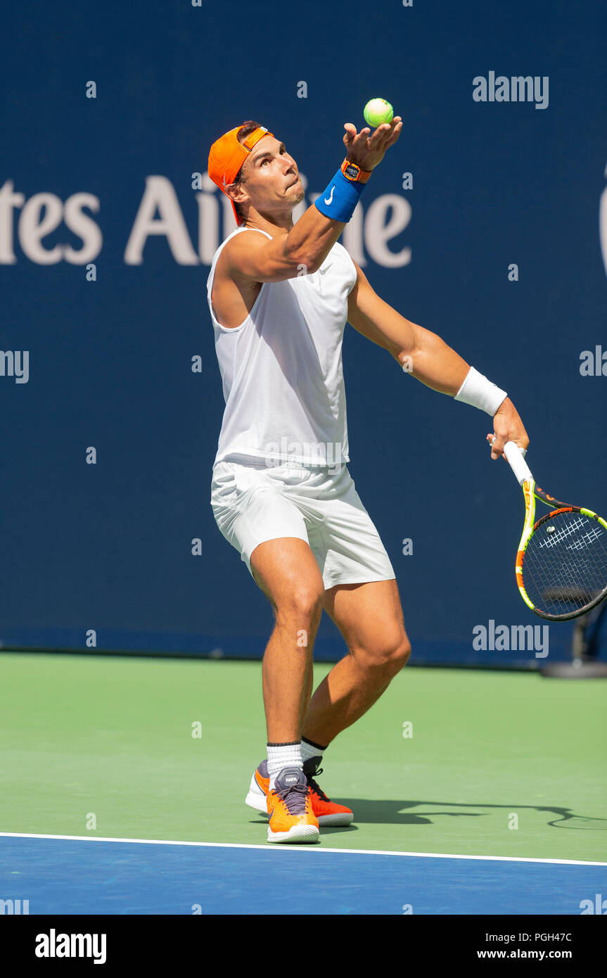 New York, Stati Uniti d'America. 25 Ago, 2018. Rafael Nadal pratiche a US Open Tennis Championship a USTA Billie Jean King National Tennis Center Credito: Lev Radin/Pacific Press/Alamy Live News Foto Stock