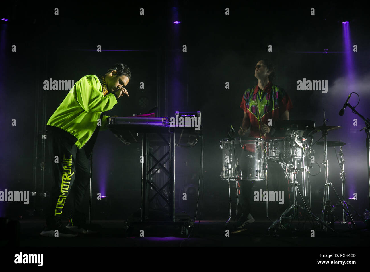 Torino, Italia. 25 Ago, 2018. Italian pop artista Cosmo perfoems vivere la sua unione sold-out tour cosmotronic Credito: Daniele Baldi/Pacific Press/Alamy Live News Foto Stock