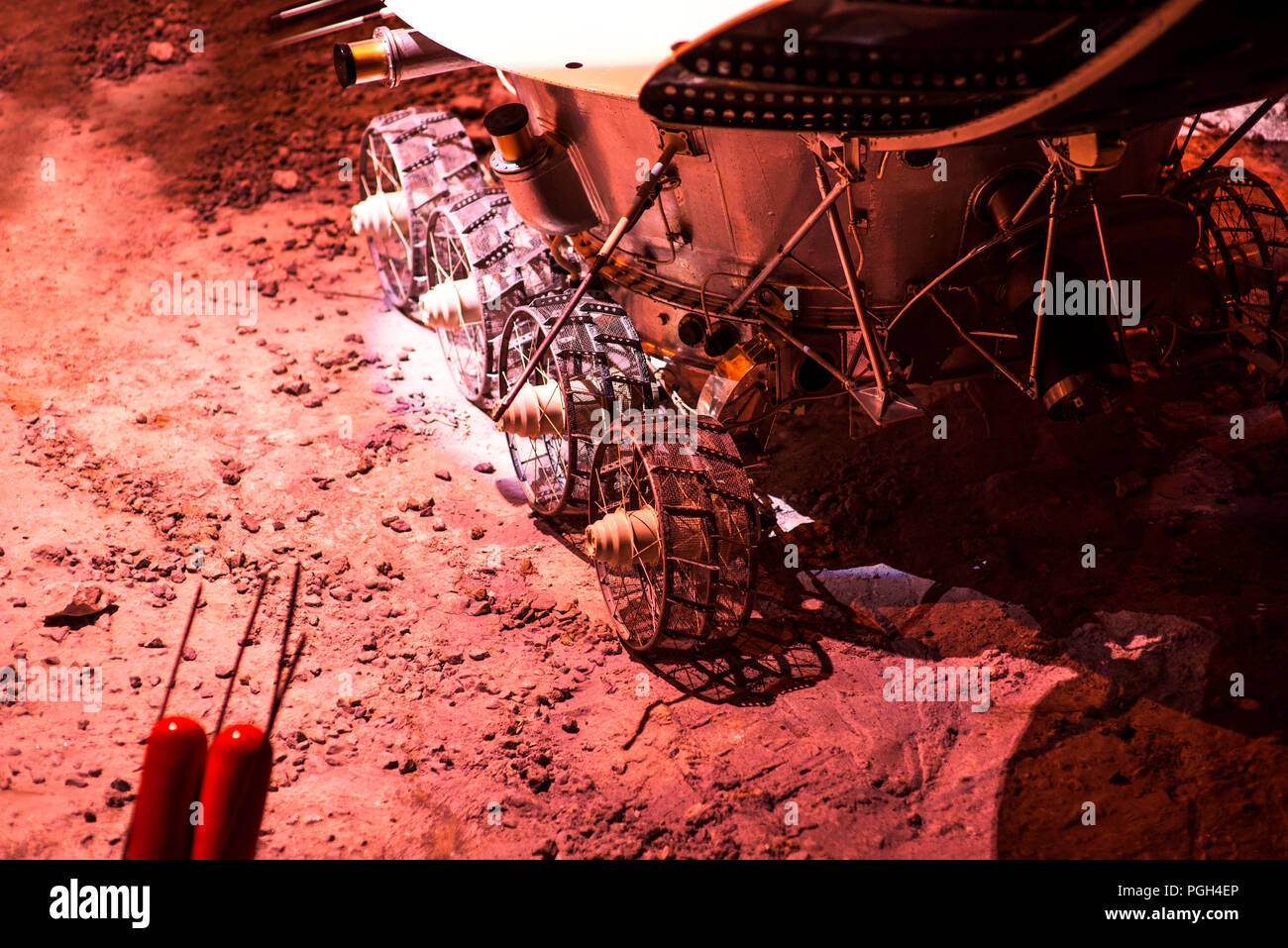 Astronauta unità rover. Smart-Mars rover esegue il lavoro di ricerca su Marte Foto Stock