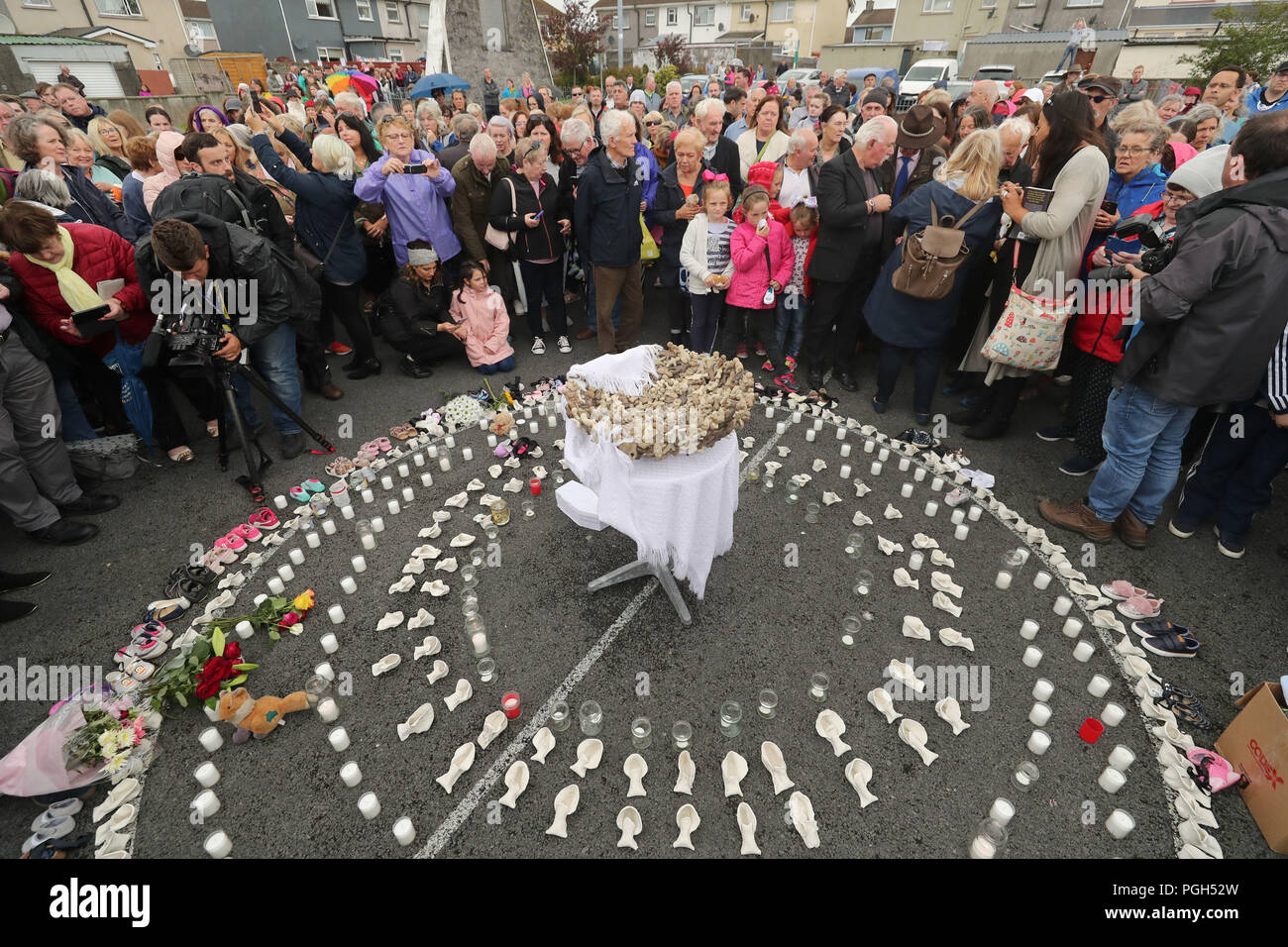 Le persone si radunano per protestare presso il sito dell'ex Tuam casa per ragazze madri nella Contea di Galway, dove una massa tomba di intorno 800 neonati è stato recentemente scoperto, allo stesso tempo come Papa Francesco contiene una massa di Dublino. Foto Stock