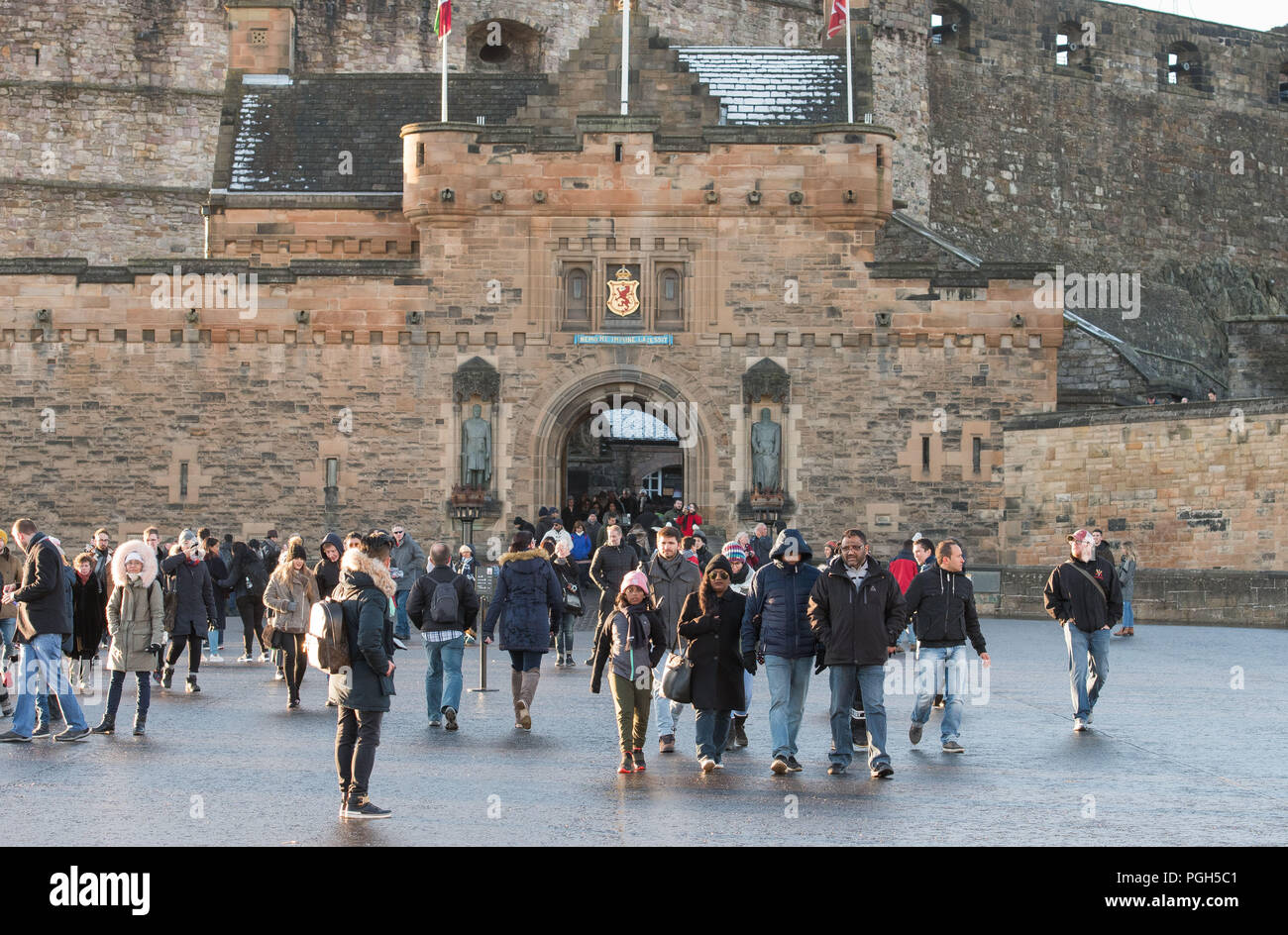 Scatti generale di turisti al Castello di Edimburgo esplanade per storia sul numero di visitatori, Turismo Foto Stock