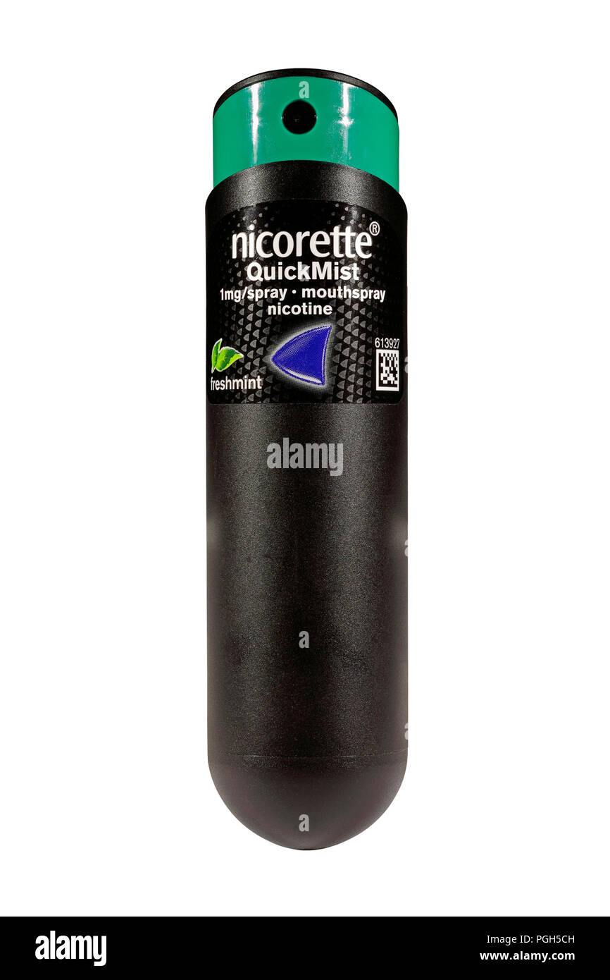 Una bottiglia di freshmint nicorette QuickMist 1mg/spruzzo nicotina mouthspray isolato su uno sfondo bianco. Terapia di sostituzione della nicotina. Uscire dagli fumatori Foto Stock