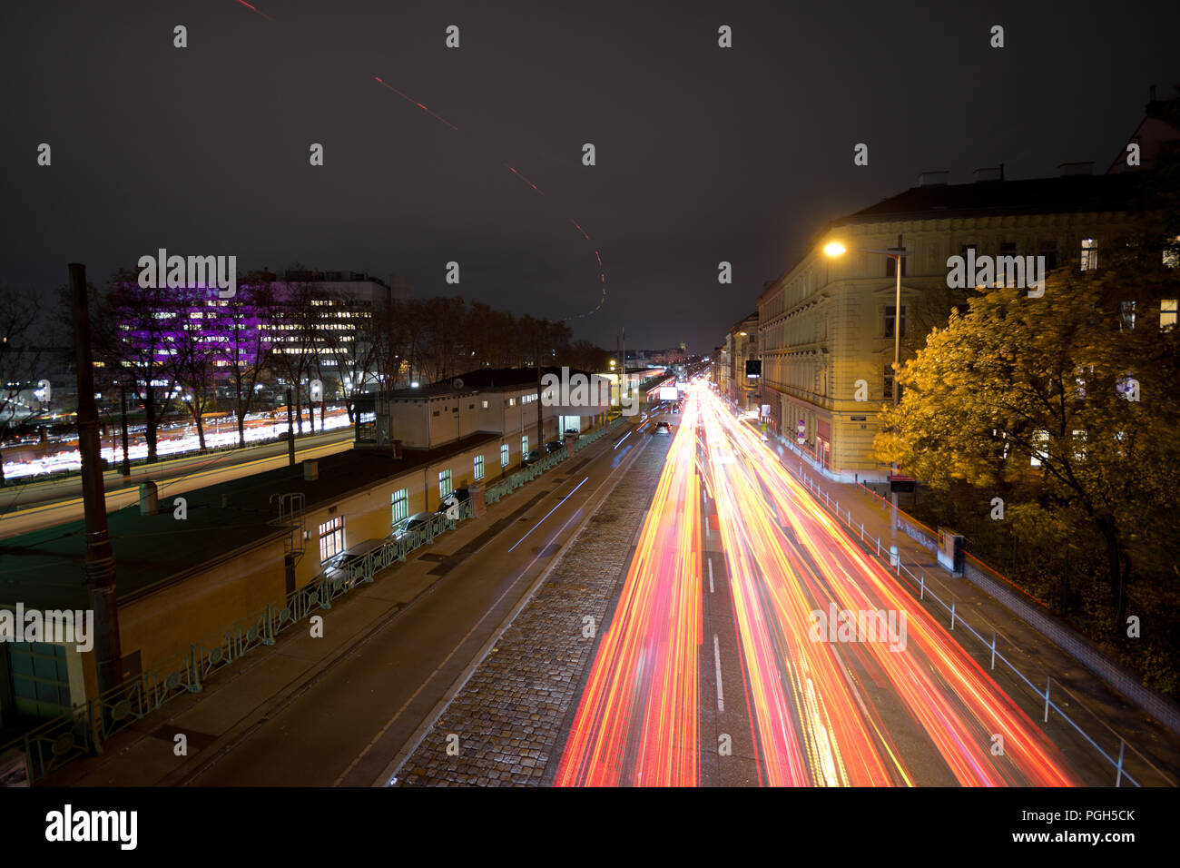 Durante la notte il traffico producendo auto sentieri di luce su Währinger Guertel vicino Michelbeuern, dove il Generale di Vienna ospedale AKH si trova. Foto Stock