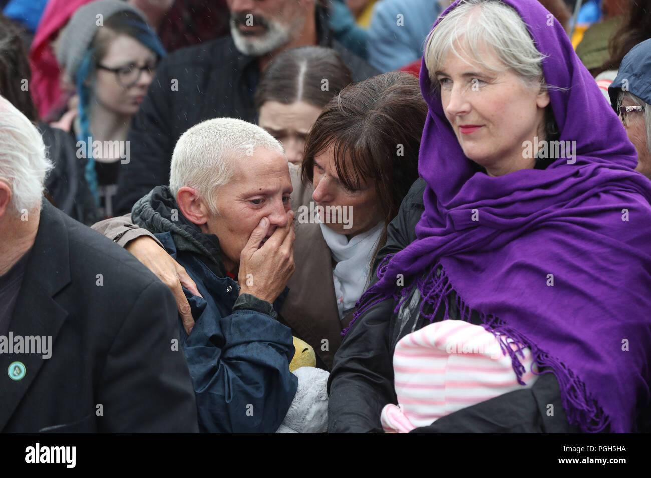 Le persone si radunano per protestare presso il sito dell'ex Tuam casa per ragazze madri nella Contea di Galway, dove una massa tomba di intorno 800 neonati è stato recentemente scoperto, durante la visita in Irlanda da Papa Francesco. Foto Stock