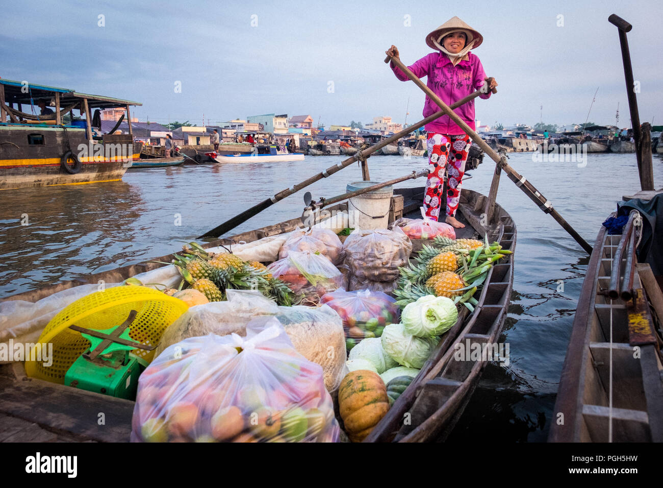 Attività mattutina a Cai Rang Mercato galleggiante sul Can Tho fiume. Il mercato è utilizzato dai grossisti di vendere al mercato di venditori, che poi vendere direttamente ai clienti. Foto Stock