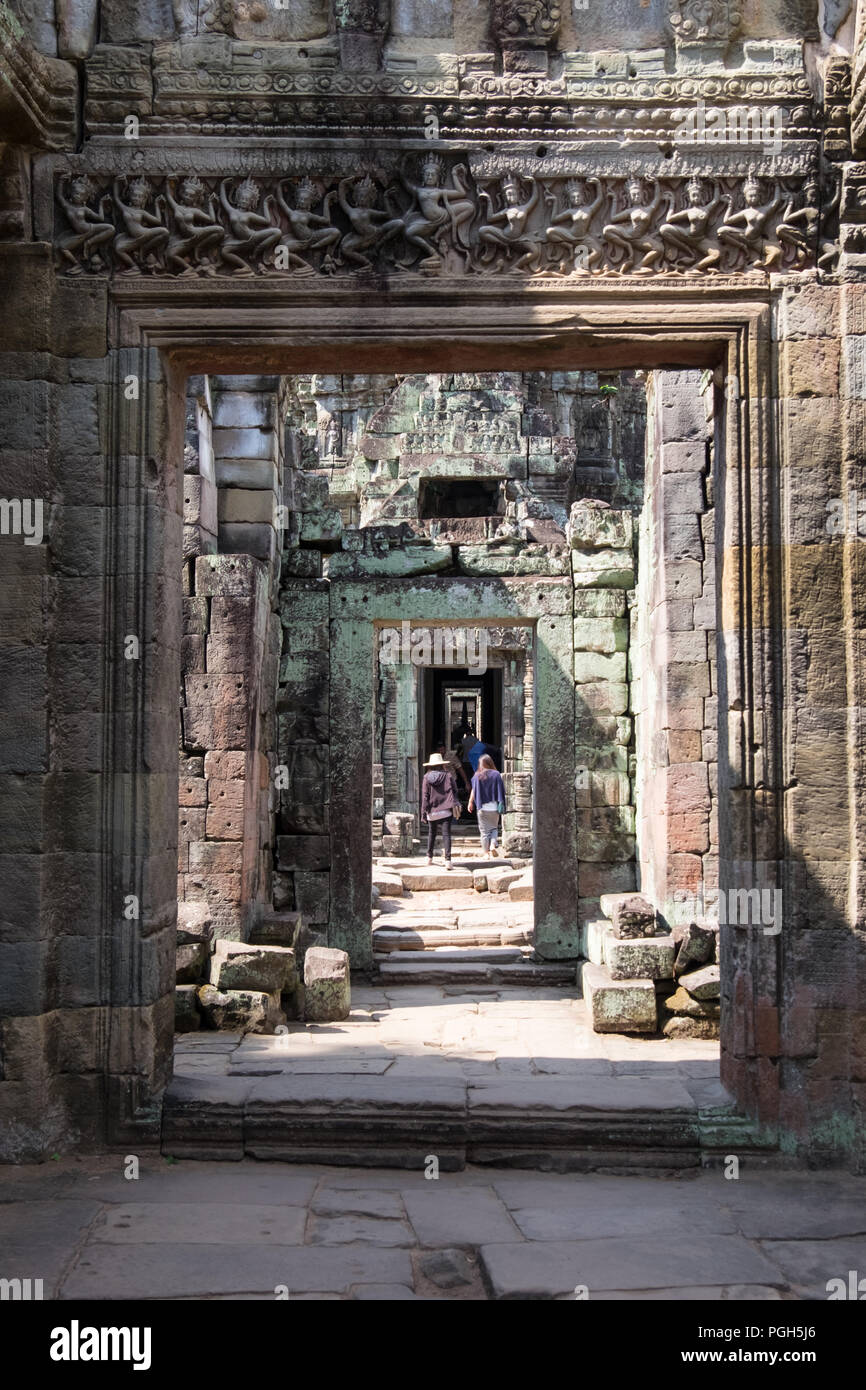La gente a piedi attraverso il Preah Khan Temple a Siem Reap, Cambogia Foto Stock
