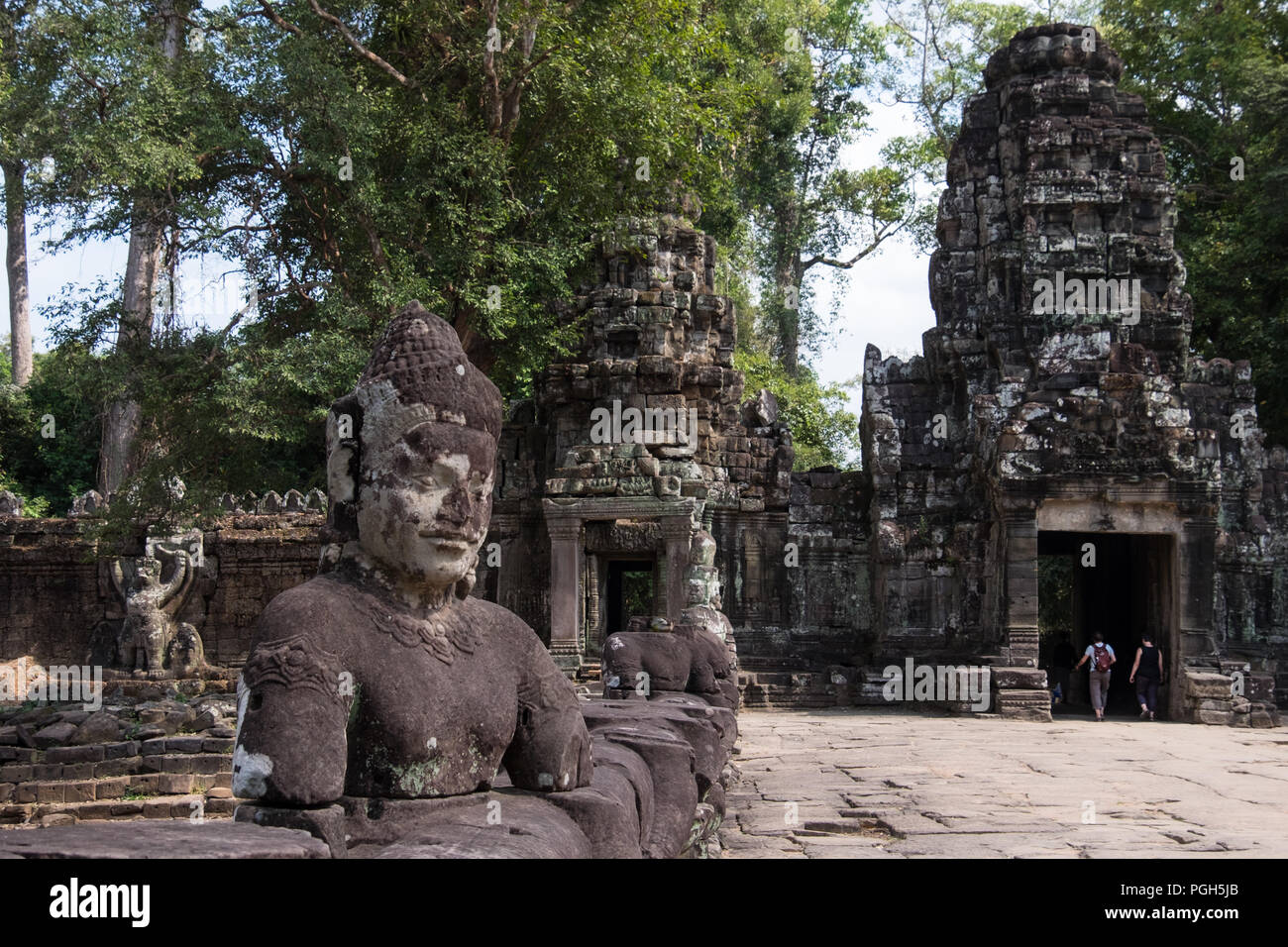 La gente a piedi attraverso il Preah Khan Temple a Siem Reap, Cambogia Foto Stock