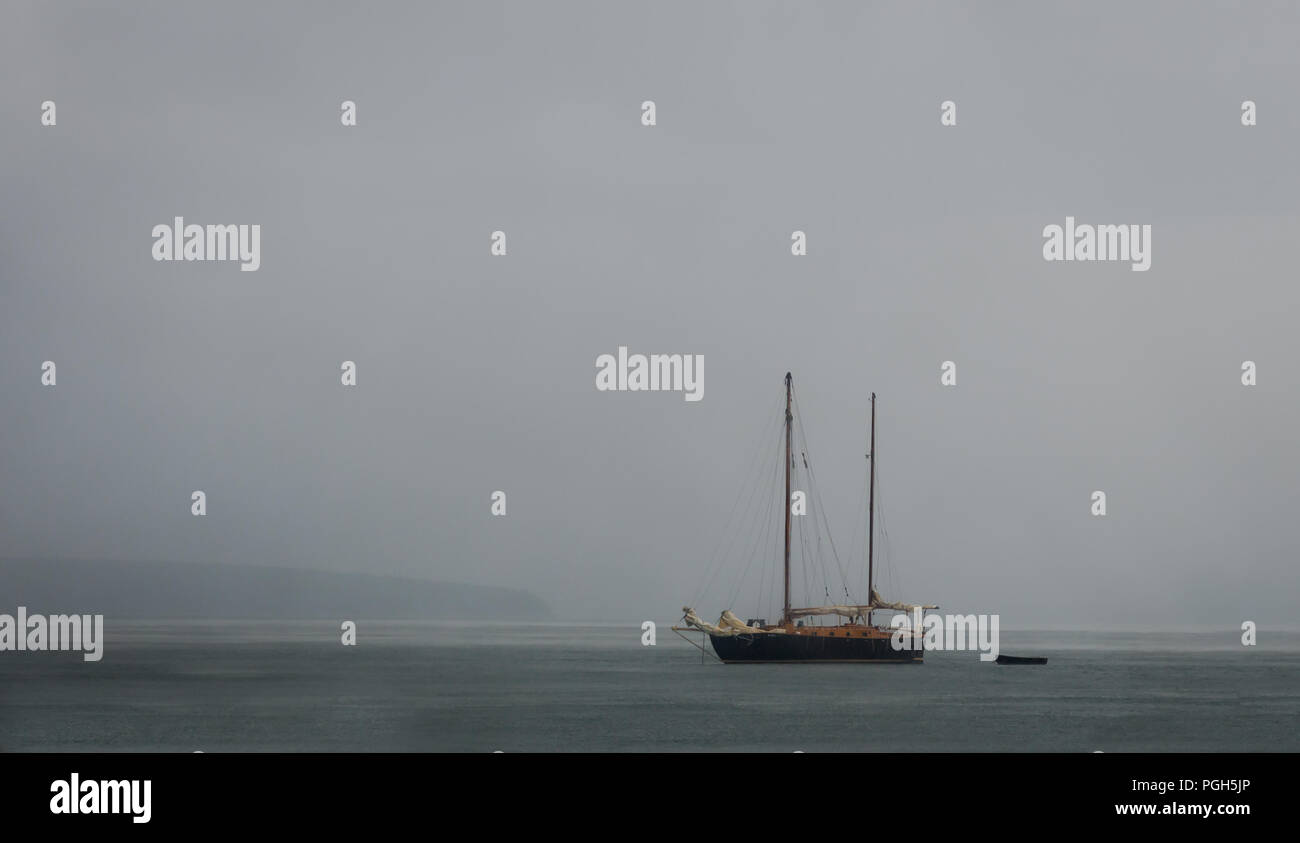 Barche a vela nella nebbia Foto Stock