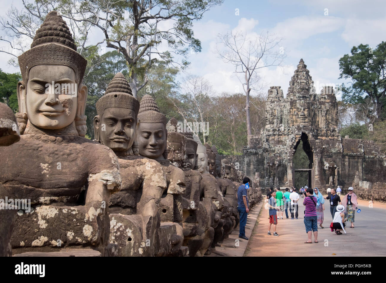 La porta sud ingresso al tempio di Angkor Thom, Siem Reap, Cambogia Foto Stock