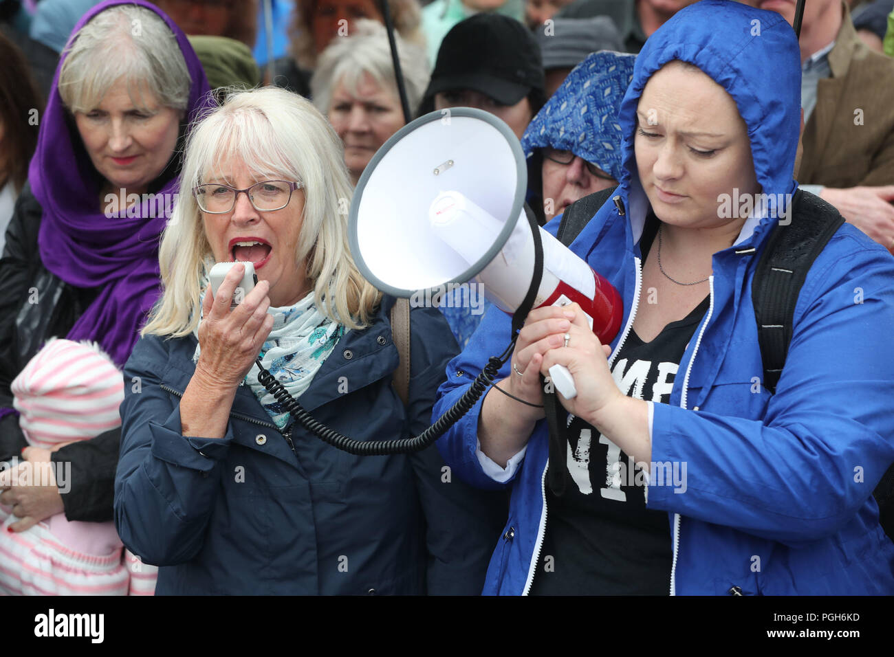 Annette McKay parla come le persone si radunano per protestare presso il sito dell'ex Tuam casa per ragazze madri nella Contea di Galway, dove una massa tomba di intorno 800 neonati è stato recentemente scoperto, durante la visita in Irlanda da Papa Francesco. Foto Stock