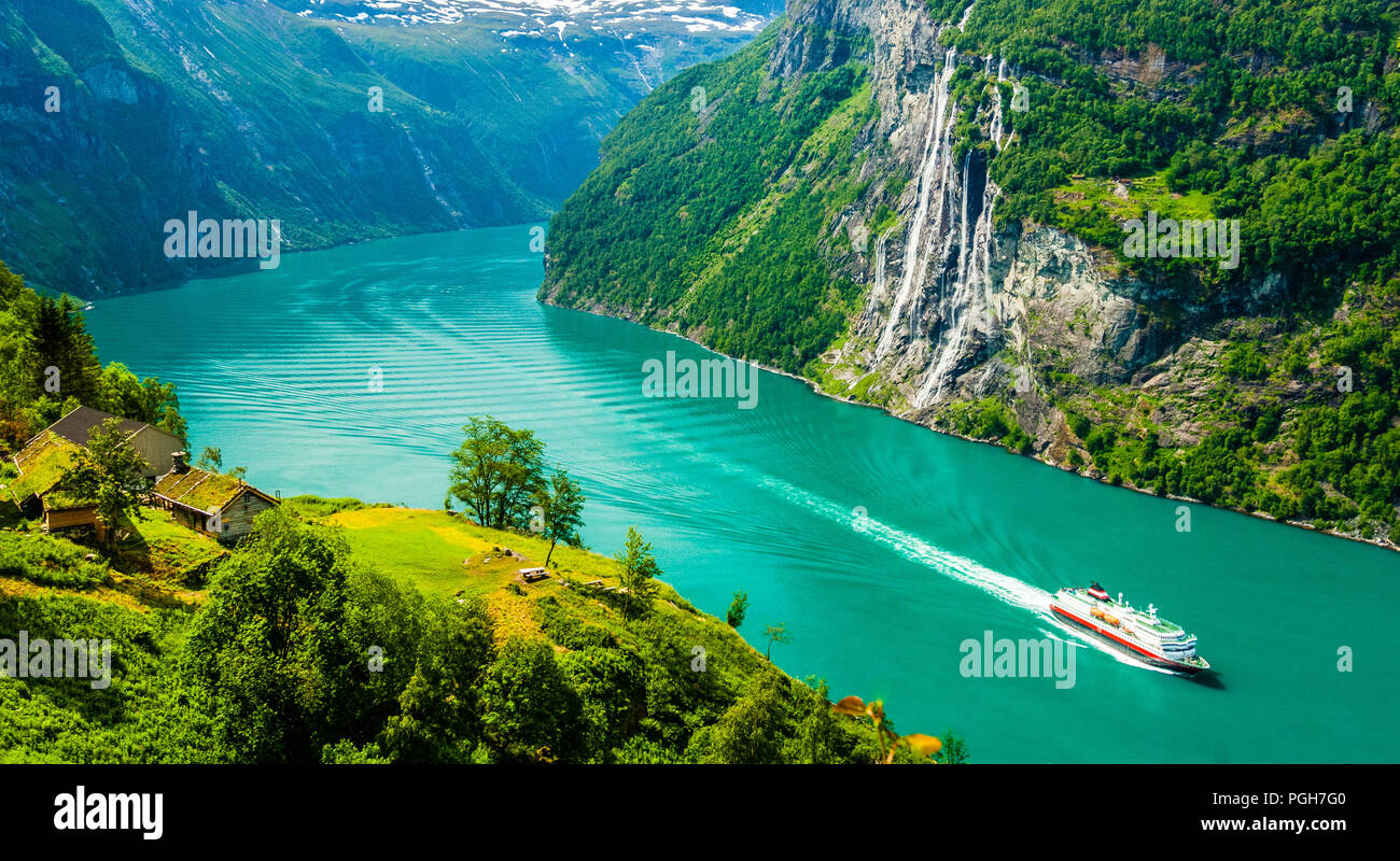 Mediante il Geirangerfjord, Norvegia occidentale, ora sulla lista del Patrimonio Mondiale dell'Unesco. Foto Stock