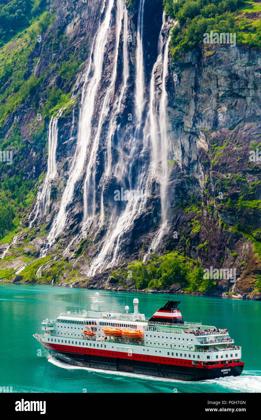 Mediante il Geirangerfjord, Norvegia occidentale, ora sulla lista del Patrimonio Mondiale dell'Unesco. Foto Stock