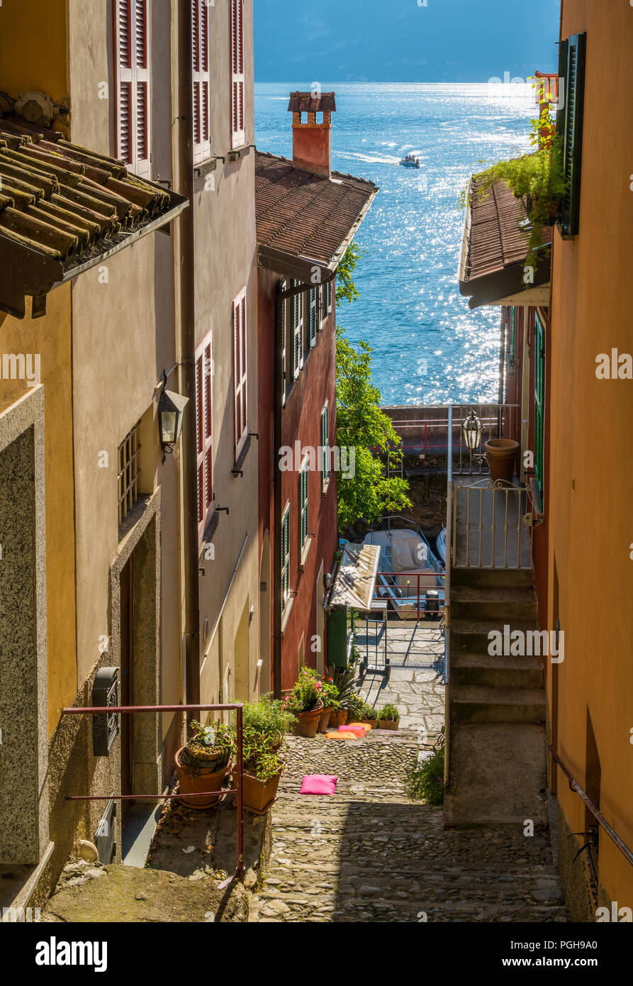 Vista panoramica a Varenna in un assolato pomeriggio estivo, Lago di Como, Lombardia, Italia. Foto Stock