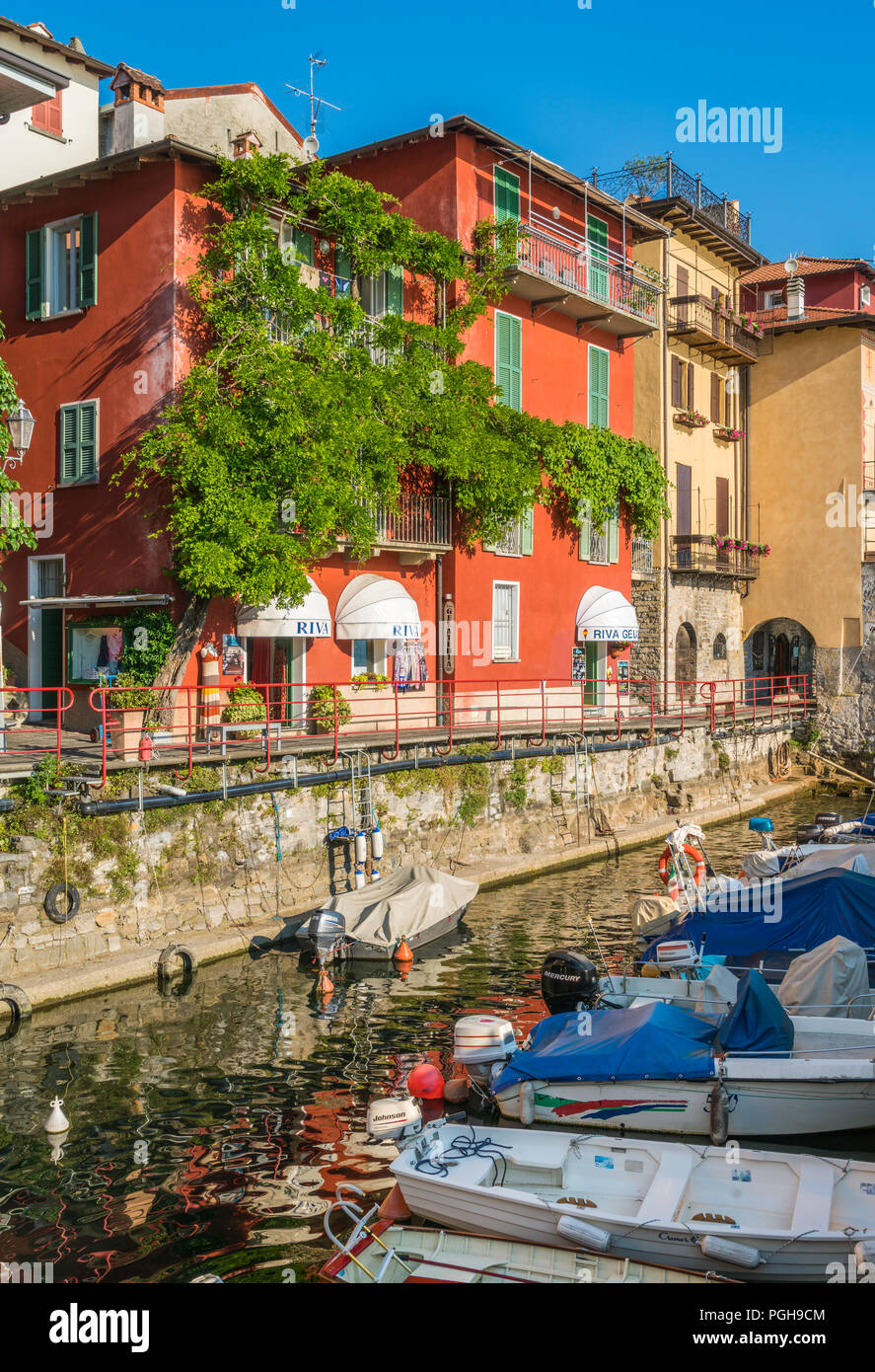 Bella Varenna waterfront in un assolato pomeriggio estivo, Lago di Como, Lombardia, Italia. Foto Stock