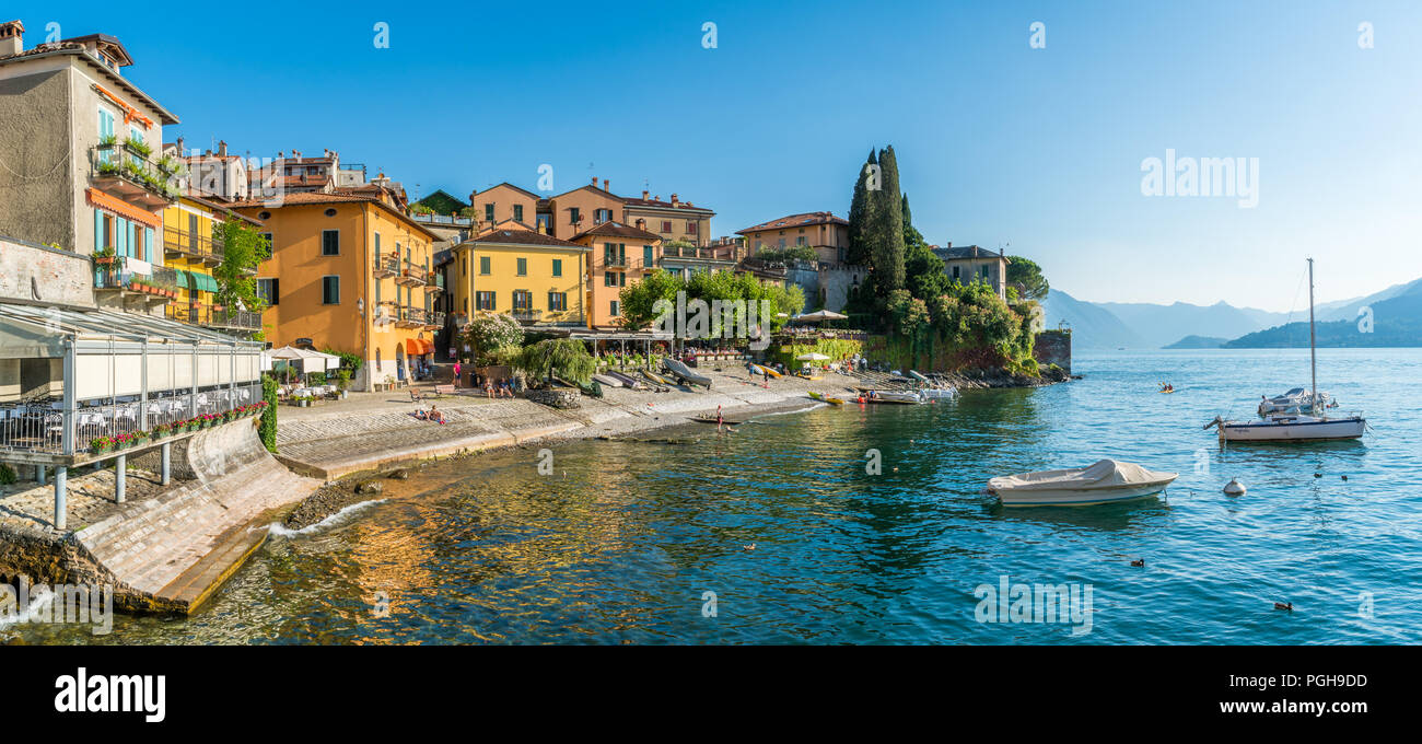 Bella Varenna waterfront in un assolato pomeriggio estivo, Lago di Como, Lombardia, Italia. Foto Stock