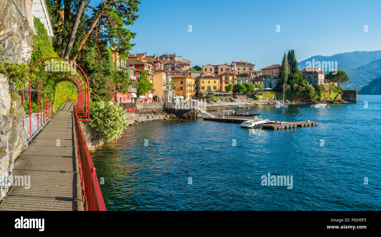 Bella Varenna waterfront in un assolato pomeriggio estivo, Lago di Como, Lombardia, Italia. Foto Stock