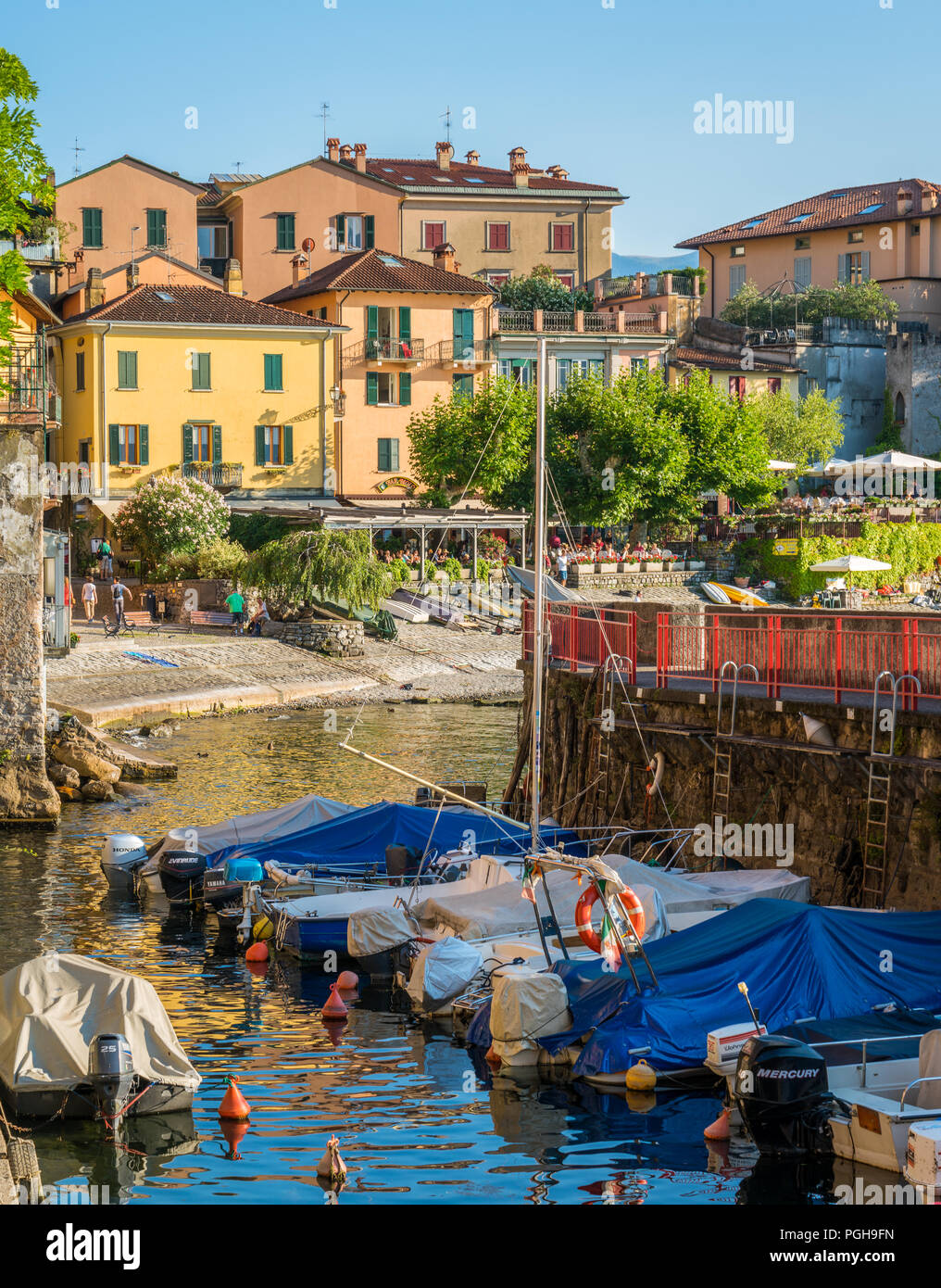 Vista panoramica a Varenna in un assolato pomeriggio estivo, Lago di Como, Lombardia, Italia. Foto Stock