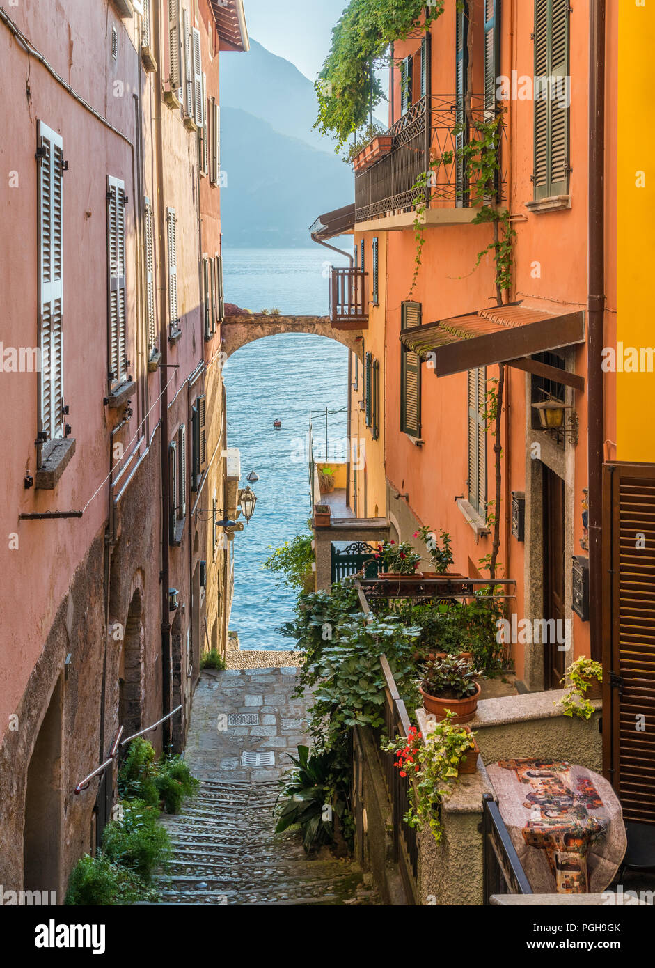Vista panoramica a Varenna in un assolato pomeriggio estivo, Lago di Como, Lombardia, Italia. Foto Stock