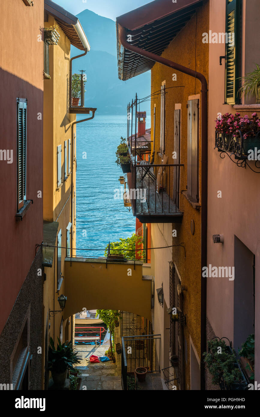Vista panoramica a Varenna in un assolato pomeriggio estivo, Lago di Como, Lombardia, Italia. Foto Stock