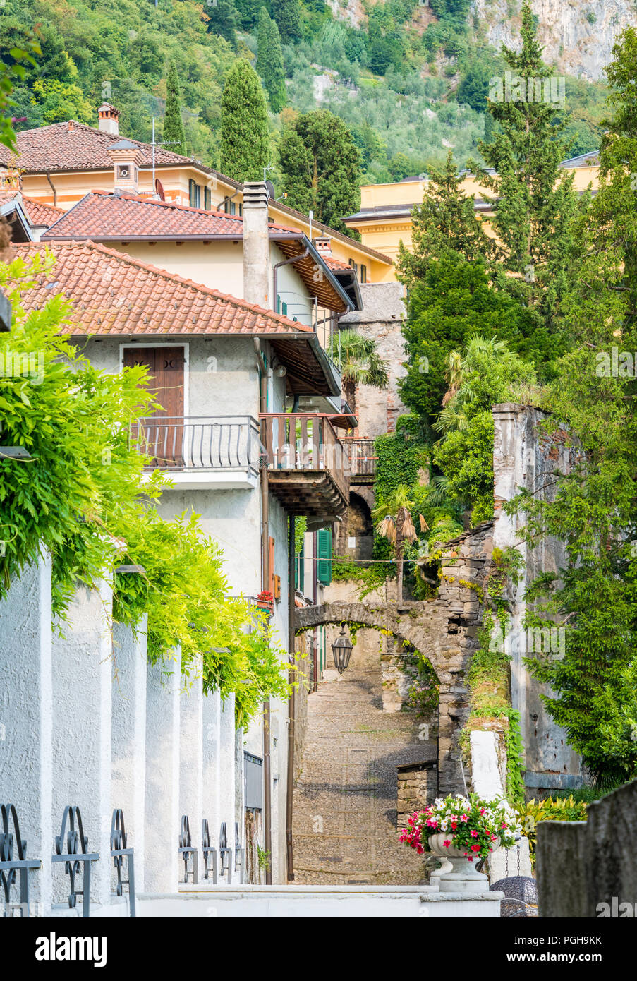 Vista panoramica a Varenna in un assolato pomeriggio estivo, Lago di Como, Lombardia, Italia. Foto Stock
