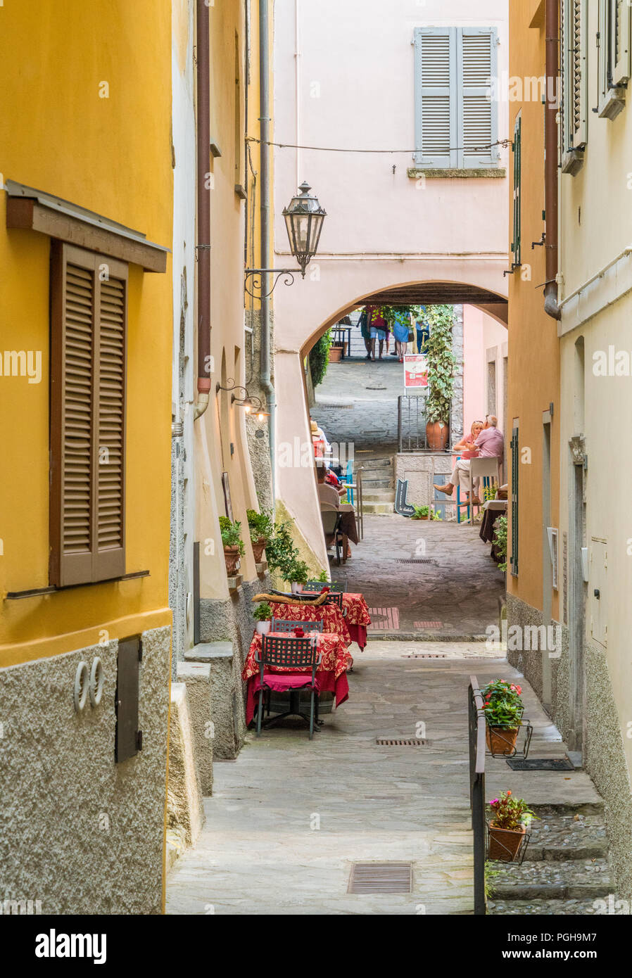 Vista panoramica a Varenna in un assolato pomeriggio estivo, Lago di Como, Lombardia, Italia. Foto Stock