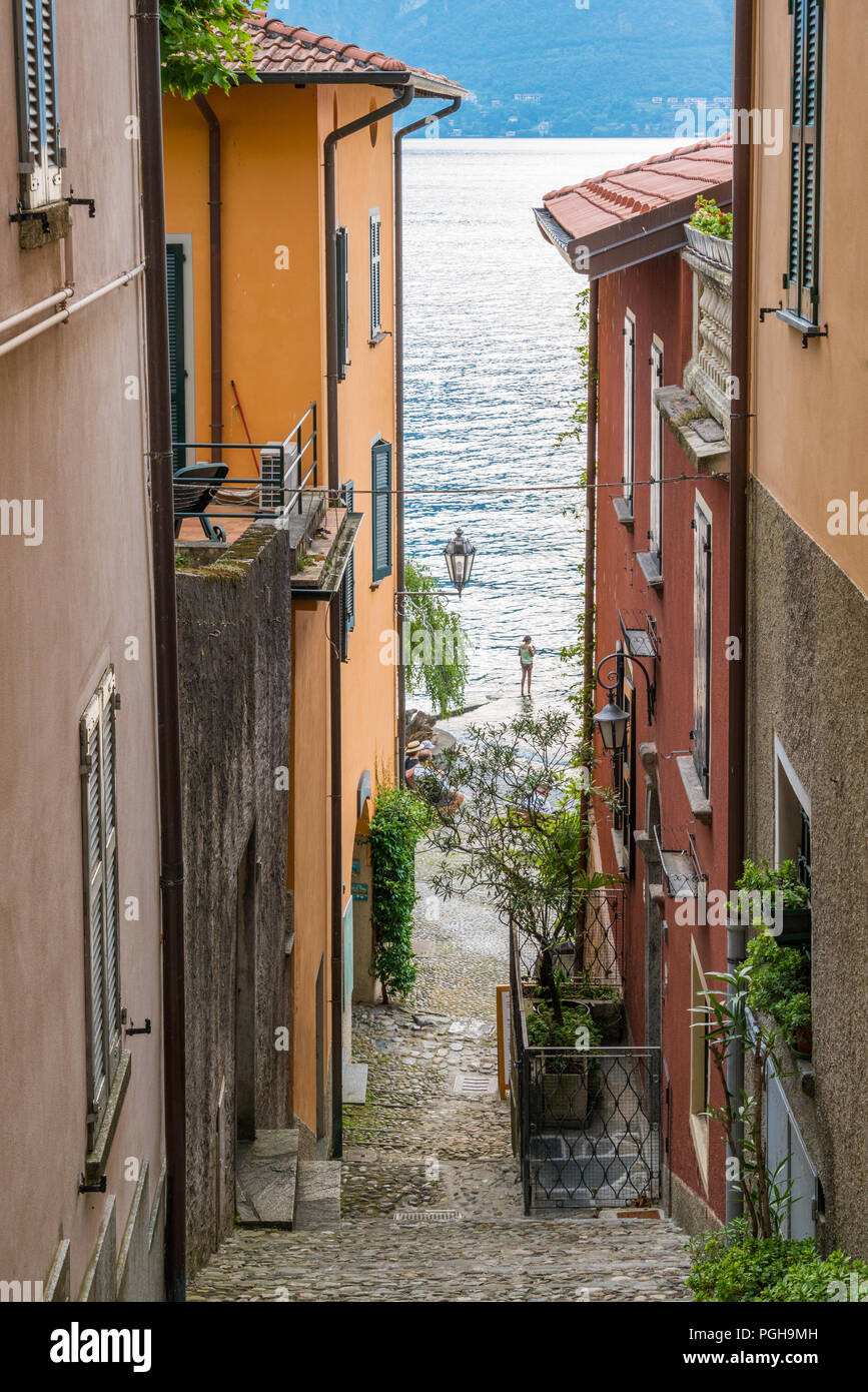 Vista panoramica a Varenna in un assolato pomeriggio estivo, Lago di Como, Lombardia, Italia. Foto Stock