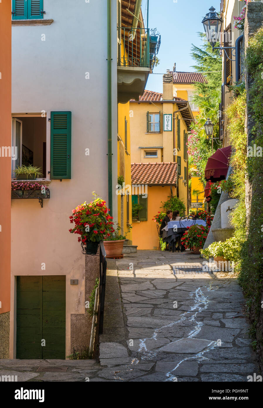 Vista panoramica a Varenna in un assolato pomeriggio estivo, Lago di Como, Lombardia, Italia. Foto Stock