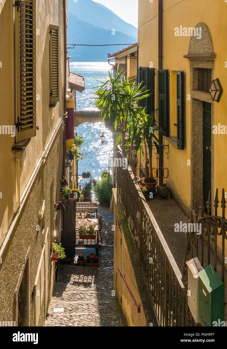 Vista panoramica a Varenna in un assolato pomeriggio estivo, Lago di Como, Lombardia, Italia. Foto Stock