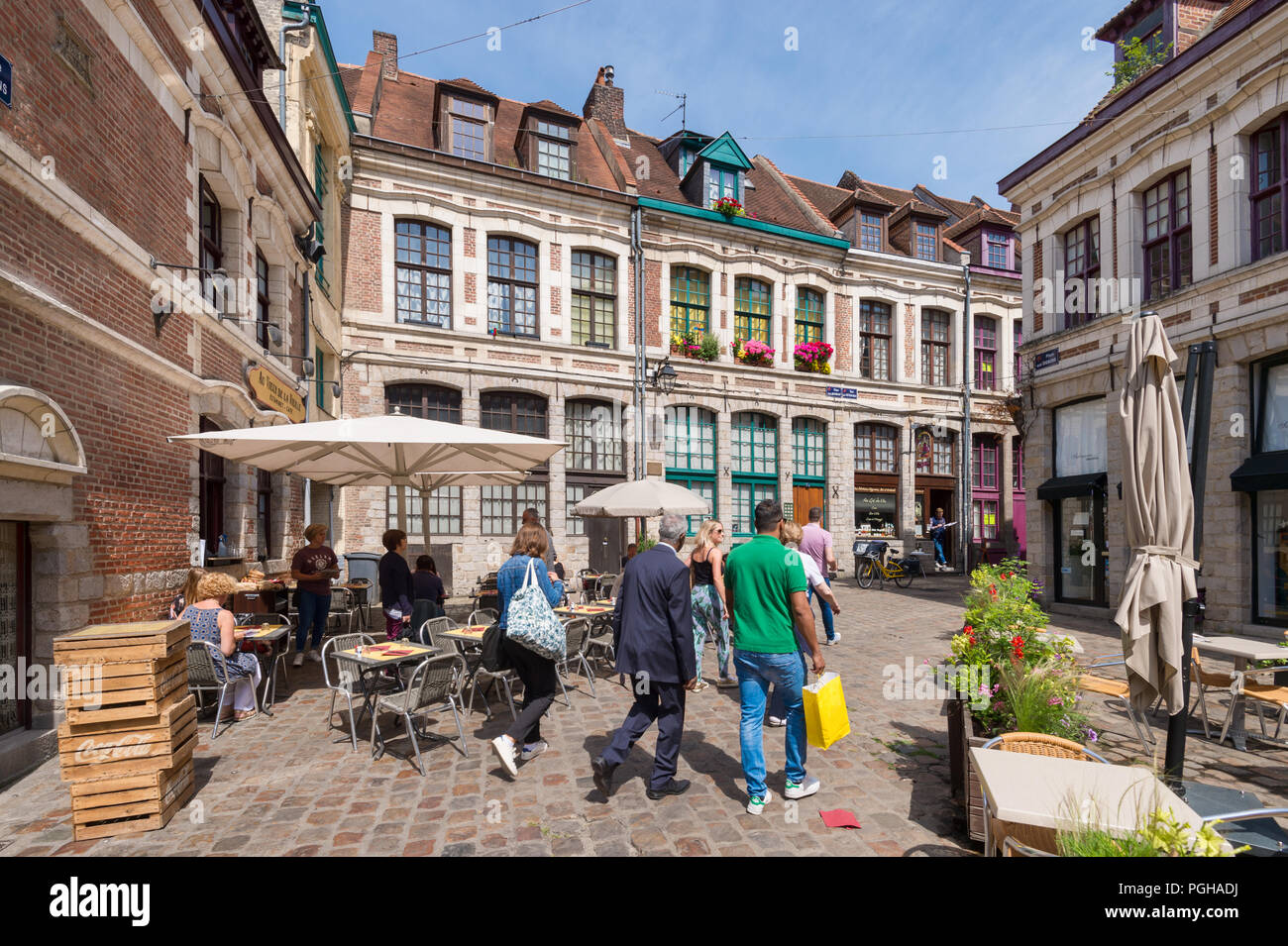 Lille, Francia - 15 Giugno 2018: piazza lastricata 'Place des oignons', situato nel quartiere storico di Vieux Lille Foto Stock