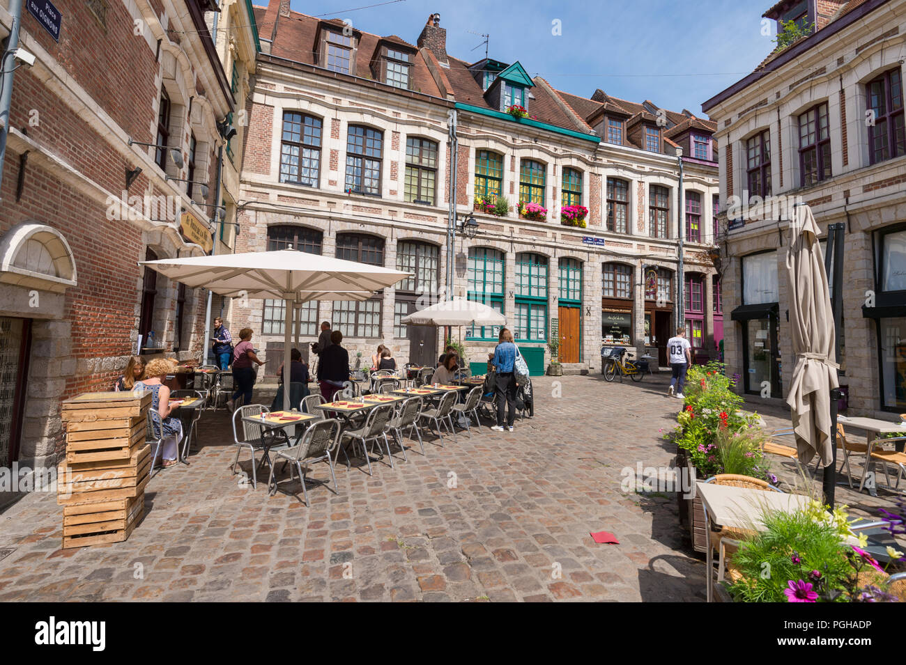 Lille, Francia - 15 Giugno 2018: piazza lastricata 'Place des oignons', situato nel quartiere storico di Vieux Lille Foto Stock