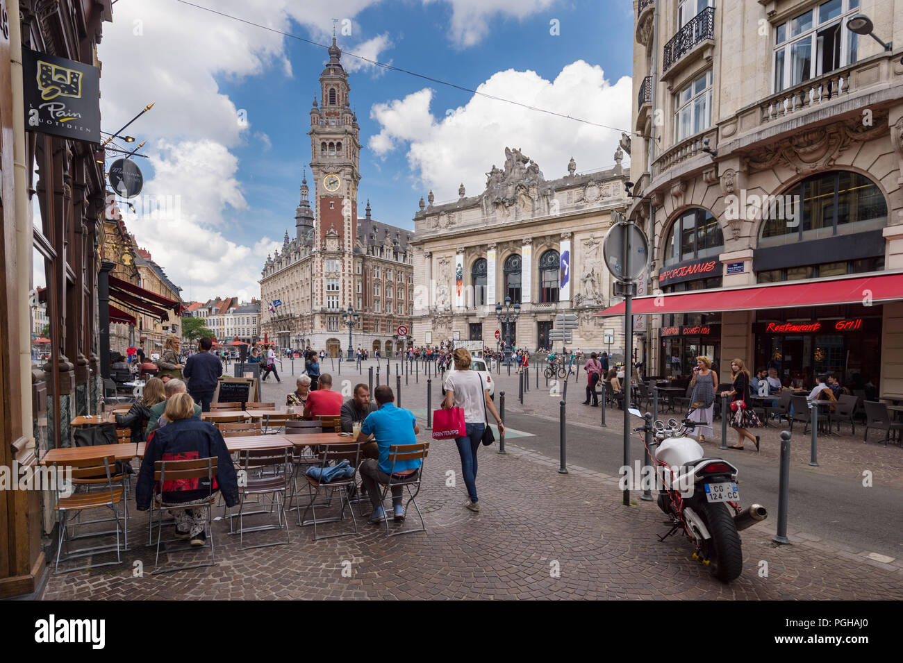 Lille, Francia - 15 Giugno 2018: la gente camminare su Pierre Mauroy street. Torre campanaria della Chambre de Commerce in background. Foto Stock