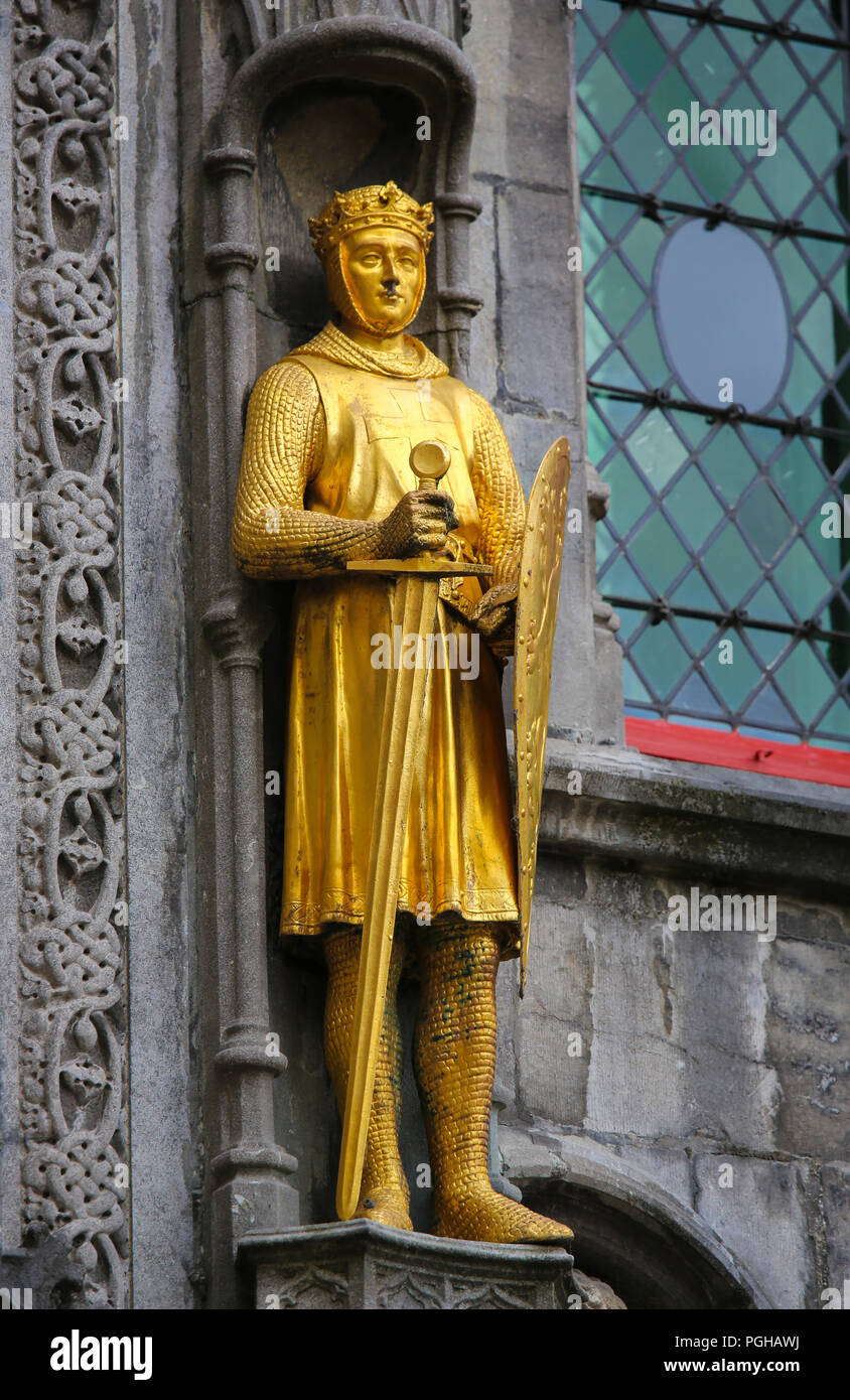Statua presso la Basilica del Sangue Sacro a Bruges, Belgio, raffiguranti Conte delle Fiandre Filippo di Alsazia, un famoso Crusader del XII secolo Foto Stock